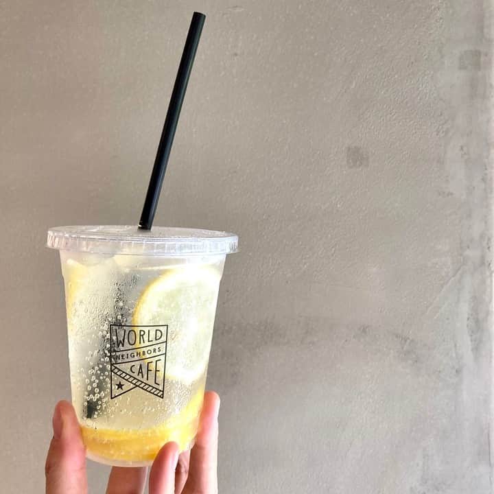 WorldNeighborsCafe/SoooLiquidのインスタグラム：「こんばんは！⁠ 梅雨、明けないですねーーー😓⁠ ⁠ こんなジメジメした空気の時は、さっぱり・スッキリのレモンスカッシュ。⁠ 国産レモンと、国産の強炭酸“Kagetsu”の2つだけをシンプルに使用。⁠ 余計なものは一切使わず、素材の味を楽しめるドリンクです。⁠ ⁠ 最近、インスタの投稿で【＠laundrycafe_kiyosumi】のタグ付と、ジオタグ【Laundry&Cafe ワールドネイバーズカフェ清澄白河】を追加してもらえると、お好きなドリンク1杯プレゼントしています😊🥤🥤⁠ もちろん、レモンスカッシュもタダです。⁠ テイクアウトでのご用意も出来るので、サンドイッチ食べてる間に投稿して、帰り際に注文でもOK🙆‍♀️🙆‍♀️⁠ ※対象はノンアルコールだけです。⁠ ⁠ みなさまの投稿、お待ちしています😍⁠ ⁠ #worldneighborscafe #soooliquid⁠⁠ ⁠ ーーーーーーーーー⁠ weekday...11-20⁠ weekend...10-20⁠ closed...wednesday⁠ L.O...19:30⁠ ーーーーーーーーー」