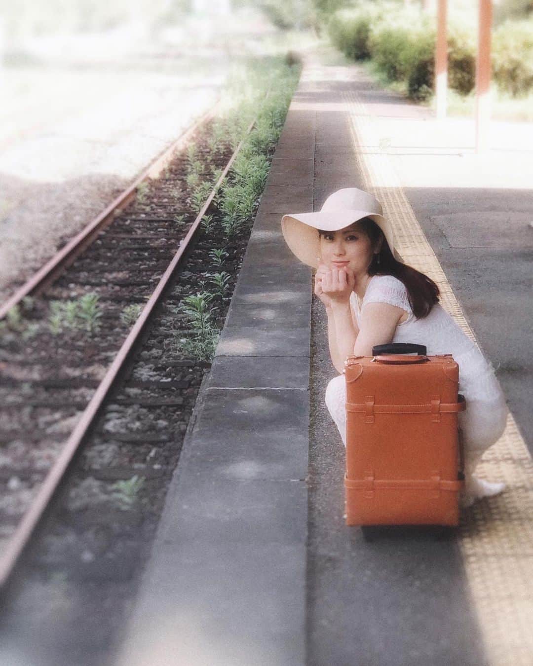 のインスタグラム：「Shot on iPhone . 惚れてまうやろー . . . . . . . Device: iPhone X  App: Lens Distortions, VSCO, Snapseed Location: 福岡 彦山駅  #フィルムライクなスマホ写真 #shotoniphone #iPhoneで撮影 #iphoneonly #igersjp #screen_archive #RECO_ig #igrecommend #2_fineart #as_archive #indies_gram #tokyocameraclub #vague_memories #jp_mood #LaP_2020 #photo_jpn #pt_life_ #photogram_archive #curbonjp #mobile_perfection #jj_mobilephotography #yesimmobile #etczine #vipphotomagazine #nowherediary #mobilephotography #iphonography #iphonephotography #photooftheday #photography」