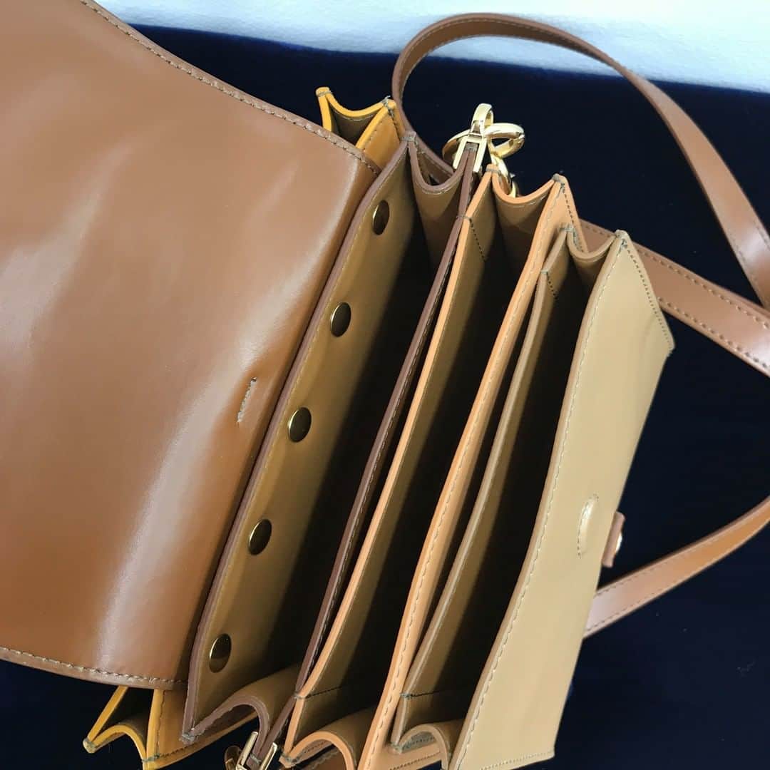 SPURさんのインスタグラム写真 - (SPURInstagram)「学生がバンドで束ねた本に着想を得た　#sacai のバッグ。ひねりのきいたデザインは使いやすいスペックも実現しました！（編集N）  #バッグ #bag #サカイ #bookband #newbag  #ショルダーバッグ #SPUR #fashion #2020summer #spurmagazine #leatherbag #sacaibag」7月30日 21時00分 - spurmagazine