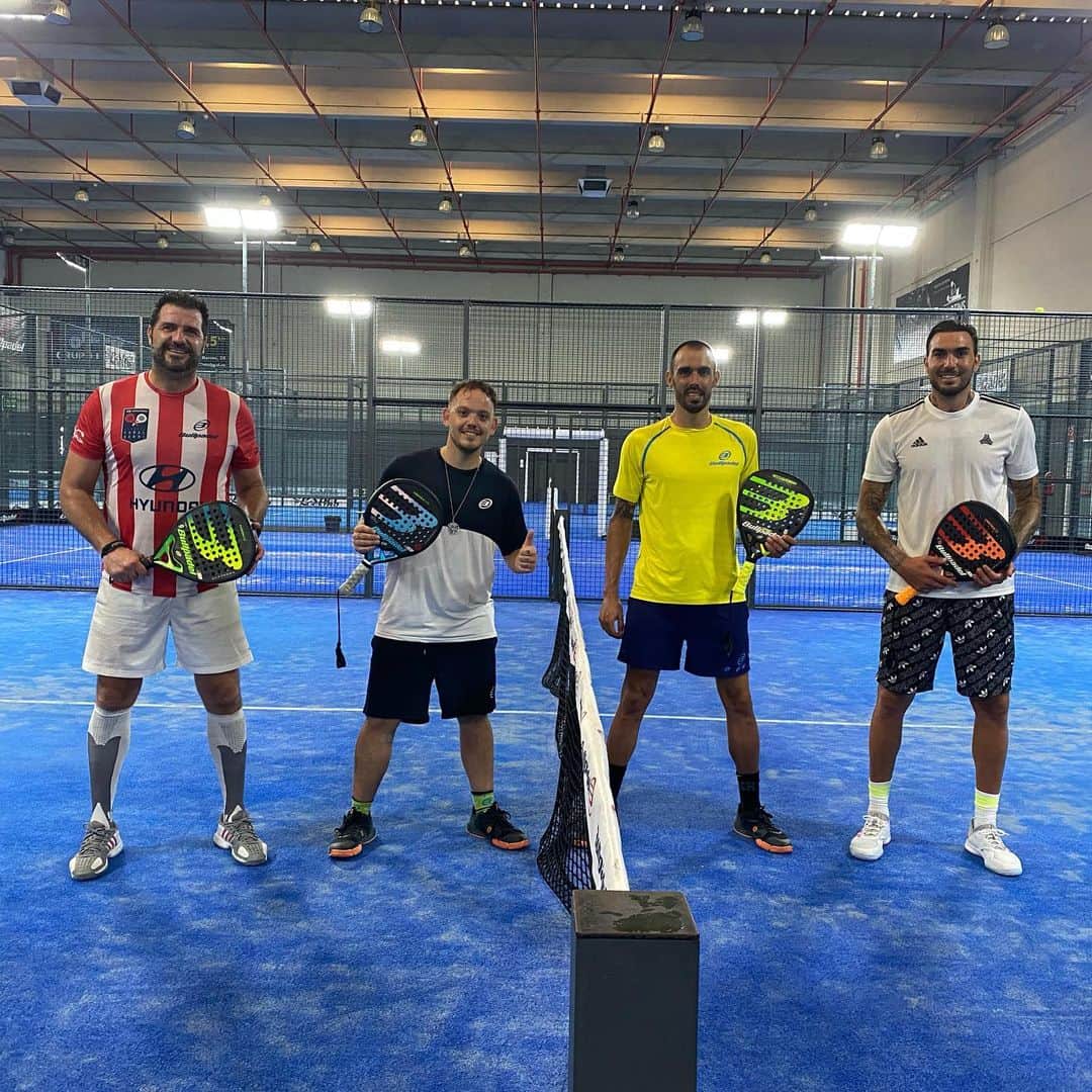 のインスタグラム：「Buen partidito para empezar el día... 😊 @_robertojimenez_ @mickydrummer1992 @joseluisluna1261 @bullpadelsport」