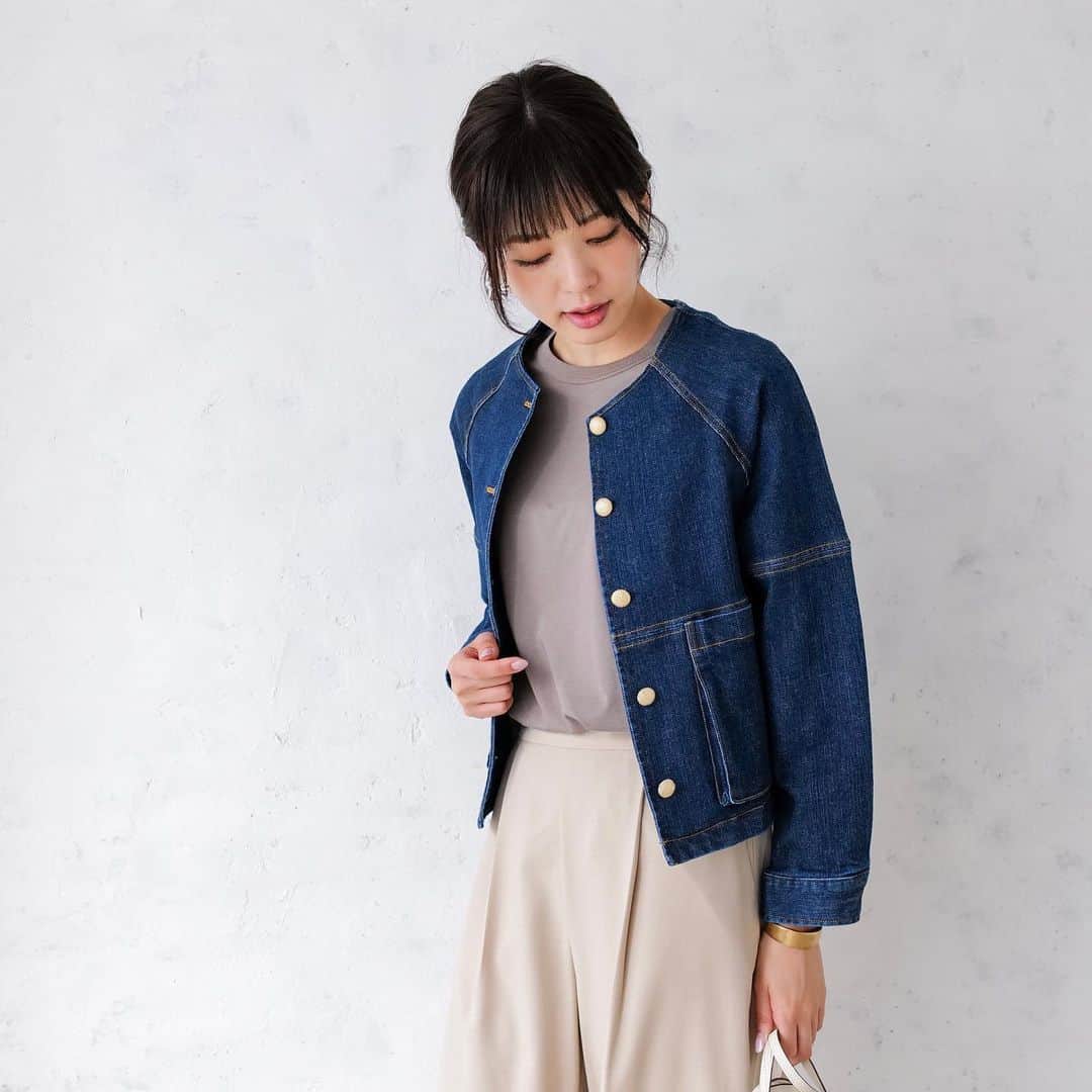 TIENS ecouteのインスタグラム：「【New Arrival】﻿ ﻿ コンパクトなシルエットのノーカラーデニムジャケット。﻿ ﻿ アンティークなボタンとマチがあり立体感のあるポケットがポイント。﻿ ﻿ ラグランスリーブで抜け感があり丸みのあるフォルムはレディライクな雰囲気に❤︎」