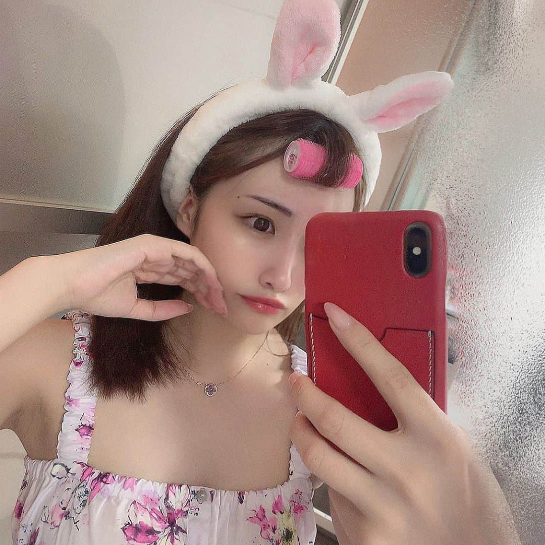 餃子のりさちゃんのインスタグラム：「うさぎちゃんだから 寂しかったらすぐ死んじゃうし 生命力とうるささは蝉なみ」