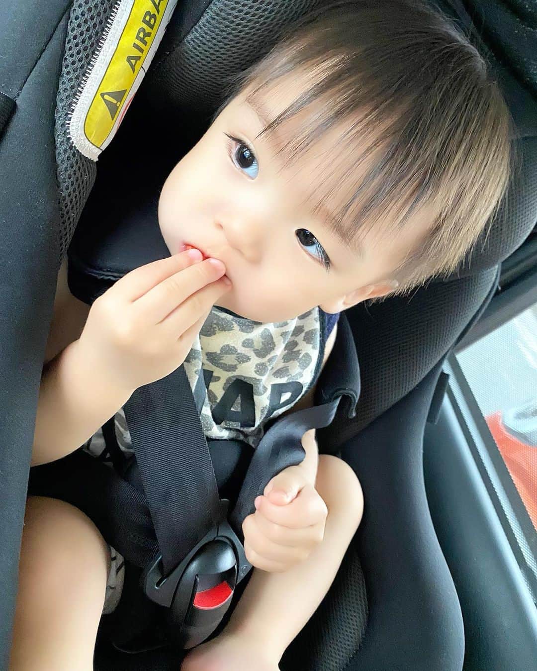 Momoeのインスタグラム：「. .  おれのおやつはカニカマ👶🏻🍭 #渋い . .  #家事 #育児 #family #家族 #boy #smile #男の子 #息子 #code #love #lucky #kids #子供 #thankyou #宝物 #ベビー #fashion #follow #心 #縁 #パパ #ママ #家族写真 #男の子ママ #赤ちゃん写真 #photo #子育て #1歳 #flower」