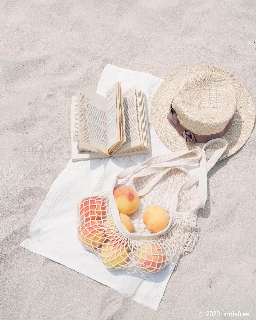 innisfree official (이니스프리) さんのインスタグラム写真 - (innisfree official (이니스프리) Instagram)「한여름의 해변 피크닉🏖✨ 쏟아지는 햇살, 반짝이는 모래와 함께 눈부신 휴가를 즐겨요 : ) ⠀ A midsummer's picnic at the beach🏖✨ Enjoy a bright vacation under the sunlight on the sparkling sand : )」7月30日 15時38分 - innisfreeofficial