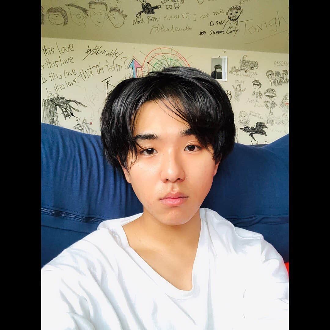 若林時英のインスタグラム：「こんにちは。  最近、自分の写真を載せてないなぁと思いまして何かないかなとフォルダーを探していても無いので自撮りを久しぶりに、、、。  最近、ヨギボーさんでクッションを買いました。段々、身体の調子が良きボーです。  俺なにをいってるんだ笑  とりあえず、寝転がろう。 その次は映画を観よう。  皆さんのおすすめ映画聞かせてください。  #身体の調子良きボー」