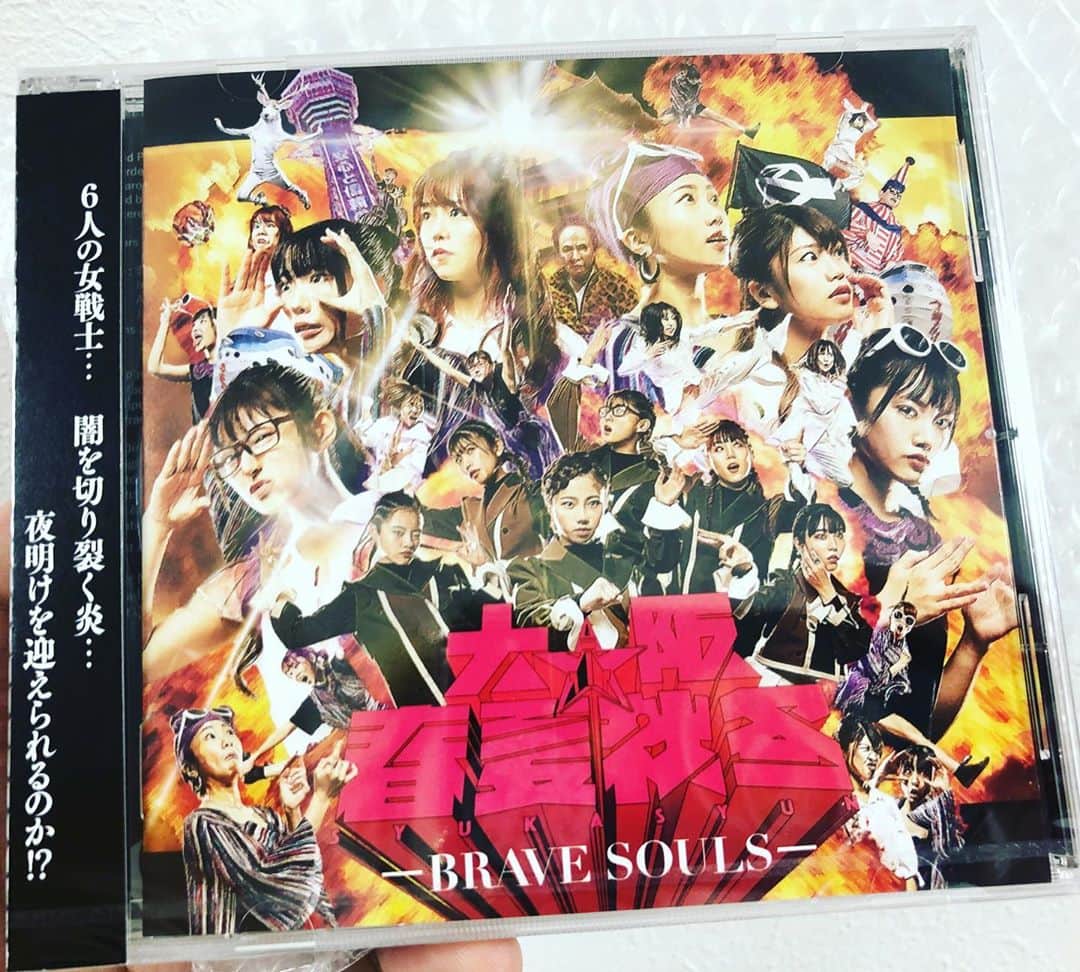 masasucksのインスタグラム：「日付は変わりまして昨日7/29 大阪☆春夏秋冬 2nd ALBUM『BRAVE SOULS』リリースしました‼️ おめでとう㊗️㊗️㊗️  アルバム全10曲 masasucksサウンドプロデュースです🤘🏻 音ザックザクです🤘🏻笑  しゅかしゅんのメンバーの6人のみんなもさまざまな無茶振りを乗り越えてスゲー頑張って歌ってくれました🙆🏼‍♂️🤘🏻 マジでお疲れ様でした‼️ ここからがスタートなんすけどねw  完全なるストリートのバンドのレコーディングスタイルで録ってみようとなり去年1年かけて  下北で @kamataro55  大阪は @susumu_nagataeng マスタリングはLosで なんと Howie Weinberg & Will Borza で完成しました‼️🙇‍♂️🙇‍♂️🙇‍♂️  楽曲提供では 津田さん(KEMURI) アイニさん(SMORGUS) すあま(Mrs.WiENER) SATOJI(Nyse.S.W) そして SUNSHINE DUBの曲をカバーさせてもらいました‼️  RECのプレイヤーのお仲間のバンドマンの皆さまも超絶イケてるバンドマンの皆さまにプレイしてもろてます🤘🏻🤘🏻🤘🏻猛涙  個人的にはテンション絶好調の時も、二日酔いで辛い時もギター弾き倒してやりました。 すあまとサトジも弾いてもらっております！  スタジオに来たサトジがずっとしゃべっててうるさすぎて集中できず大説教をした日もありましたwww  先行の配信Ver.とCD盤ver.はマスタリングやらのサウンドの指向を変えてあります‼️  ようはひと言で言うと、春夏秋冬と @yokki_fukazawa と @susumu_nagataeng と @kamataro55 達とやりたい放題サウンドメイクさせてもろたアルバムですwww  チャンスがあれば是非聴いてみてくだせぇ🤘🏻  あーすぅー #大阪春夏秋冬 #bravesouls #masasucks」