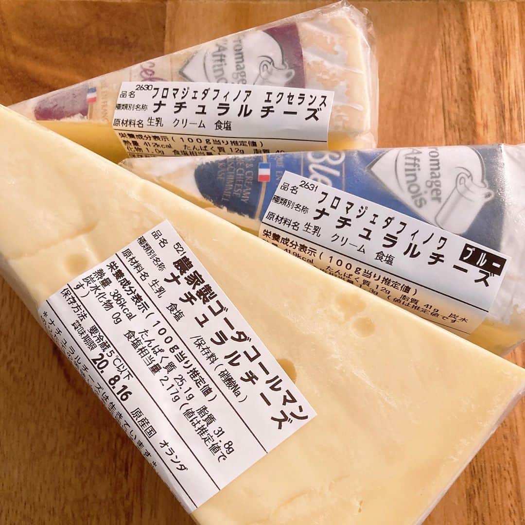 伊藤えみさんのインスタグラム写真 - (伊藤えみInstagram)「私が今月家で食べたチーズたち🧀🧀🧀🧀🧀🧀（……の中で写真が残っていたもの）  このご時世、ヨーロッパからはるばるやってきたチーズたちに対して今まで以上にウェルカム！ってなるよね😍  #cheese  #フロマジェダフィノワ  #フロマージュ #白カビチーズ  #ゴーダチーズ  #タレッジオ  #ブリヤサヴァラン  #ブルースティルトン  #青カビチーズ  #ブルーチーズ  #チーズ #チーズ好きと繋がりたい  #好きなものはとことん #チーズ王国」7月30日 15時46分 - itoemi1019