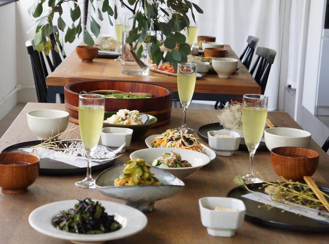 鈴木あすなのインスタグラム：「夏の和食lesson、 2日目。 . ご参加下さった皆様ありがとうございました。 . 人数を減らし、手洗い消毒をして、換気をして開催しました。 マスクをしながらで表情が見えないのが寂しいですが、マスクの中は私も生徒さんも笑顔だったはず♡ . あと4日。 無事に開催出来ますように。 . #お料理の時間を少しでも楽しく#乾物にスポットライトを#昔っぽいけど今っぽい#垢抜けた家庭料理を目指してます」