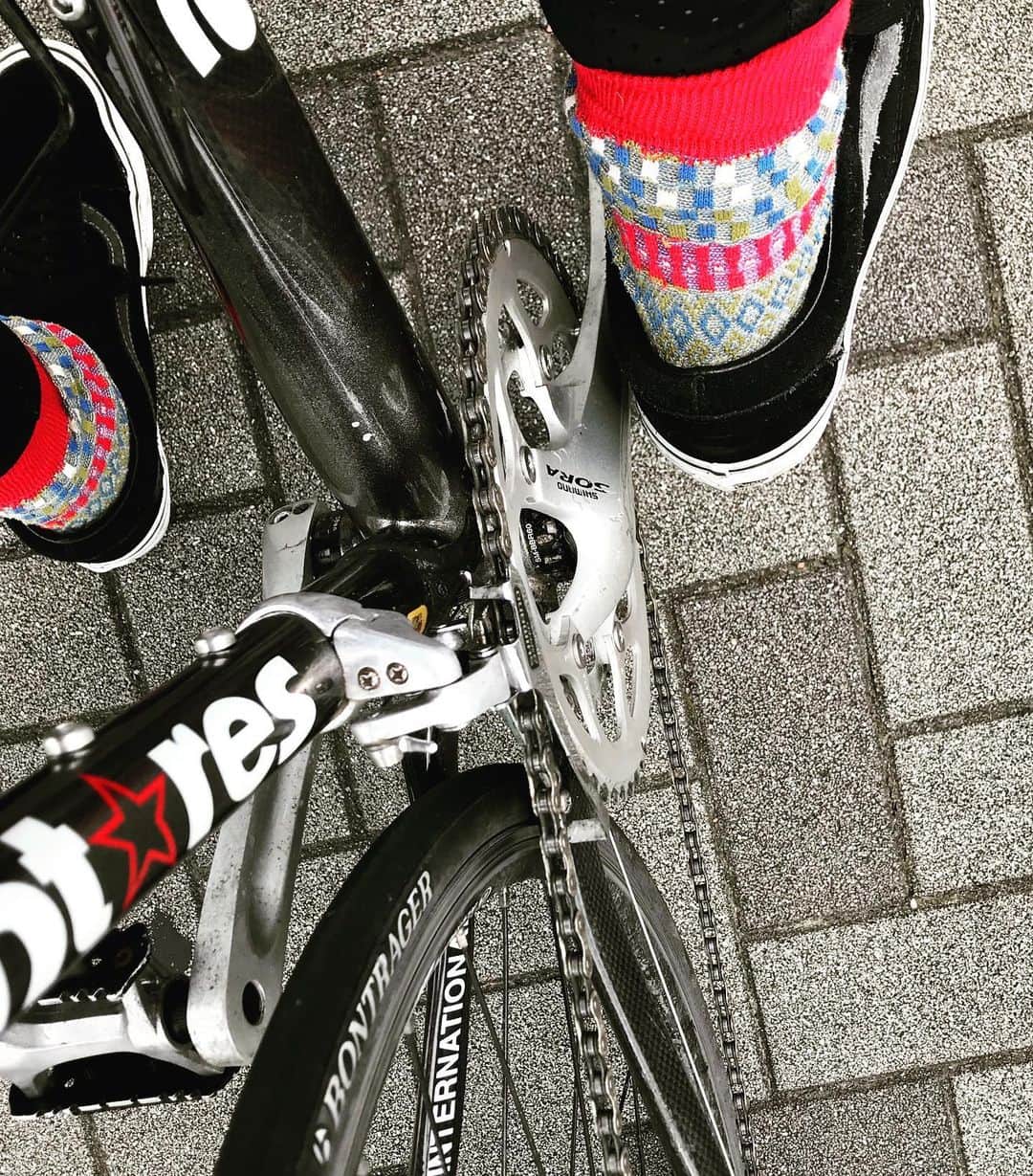 のインスタグラム：「My bike, my feet🚲🇯🇵🧦 #bicyclecommute #ayamesocks 自転車通勤も板についてきました🚴🏻‍♀️ #ロードバイク通勤 #片道10km #イノヘッド #爆走 #cyclingsocks #roadbike #靴下大事 #自転車ソックス #バイクソックス #🧦 #自転車通勤 #自転車ファッション #alwaysayame」