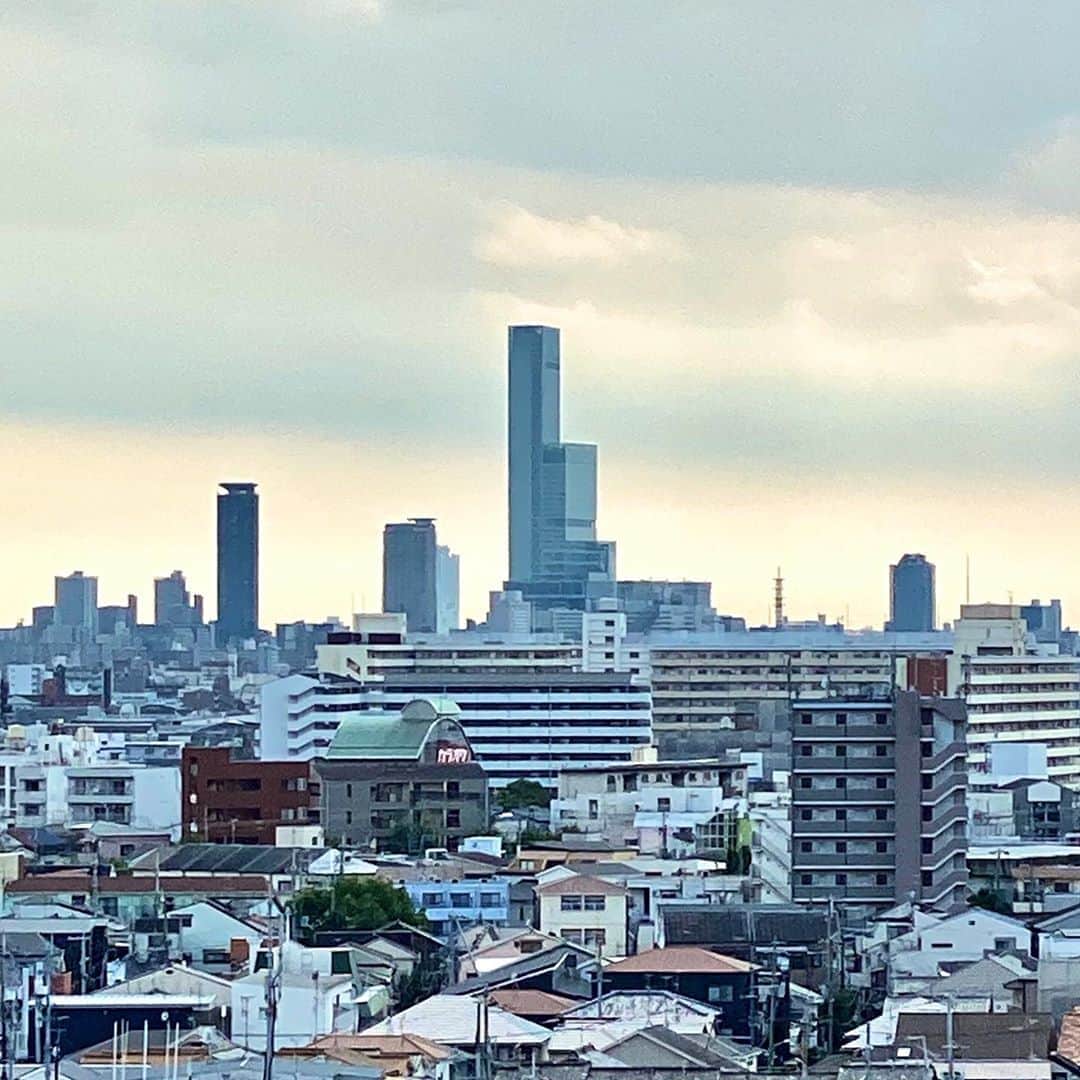 近畿大学総務部広報室さんのインスタグラム写真 - (近畿大学総務部広報室Instagram)「The 300 meter tall #abenoharukas is  a landmark which is located in the heart of #osaka , currently the #tallestbuildinginjapan🇯🇵 .   This picture proves that how close #kindaiuniversity is from the center of Osaka, the 4th #liveablecityintheworld in 2019 #economistintelligenceunit .  Osaka is after #vienna , #melbourne , #sydney .   #kindai  #universityinjapan  City #famousforfood  #eattillyoudrop  #liveablecity  #globalliveabilityindex  #economistintelligenceunitsgloballiveabilitysurvey  #近畿大学  #東大阪キャンパス  #あべのハルカス が近く #便利なロケーション  #大阪 は#住み良い街 世界4位」7月30日 15時52分 - kindaiuniversity