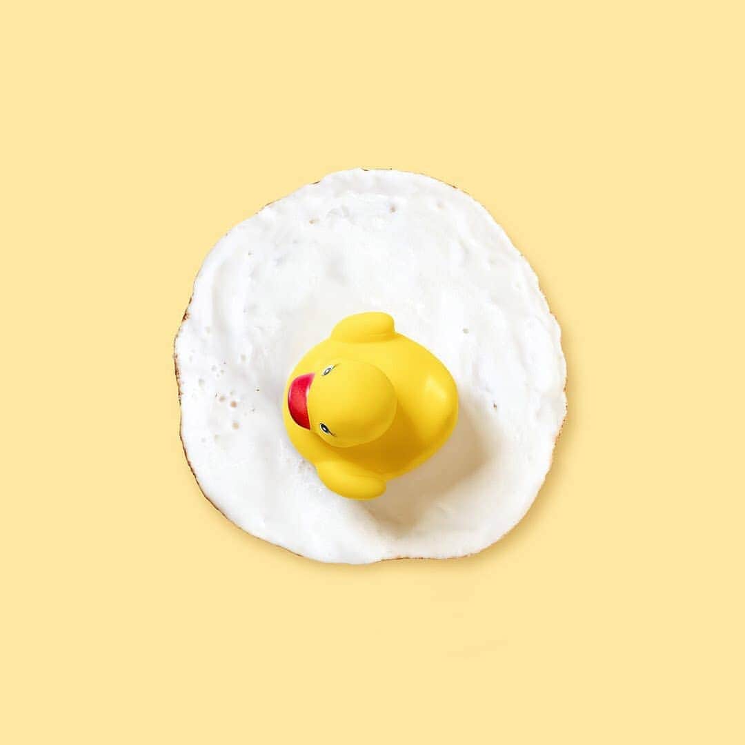 のインスタグラム：「🛀🐣 by 👉 Peppy Colours @peppy_colours 👈  #peppycolours #eggsconcept #egg #eggs #friedegg #bath #breakfast #summer」