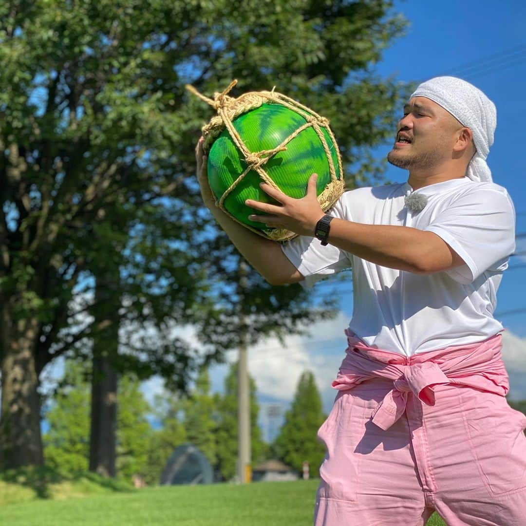 長谷川俊輔（クマムシ）さんのインスタグラム写真 - (長谷川俊輔（クマムシ）Instagram)「2020夏ぅーーーーーーー！ 🍉🌻  #夏 #summer #スイカ #watermelon #入善 #ジャンボ #西瓜 #富山 #toyama #japan」7月30日 16時05分 - haseman80000000