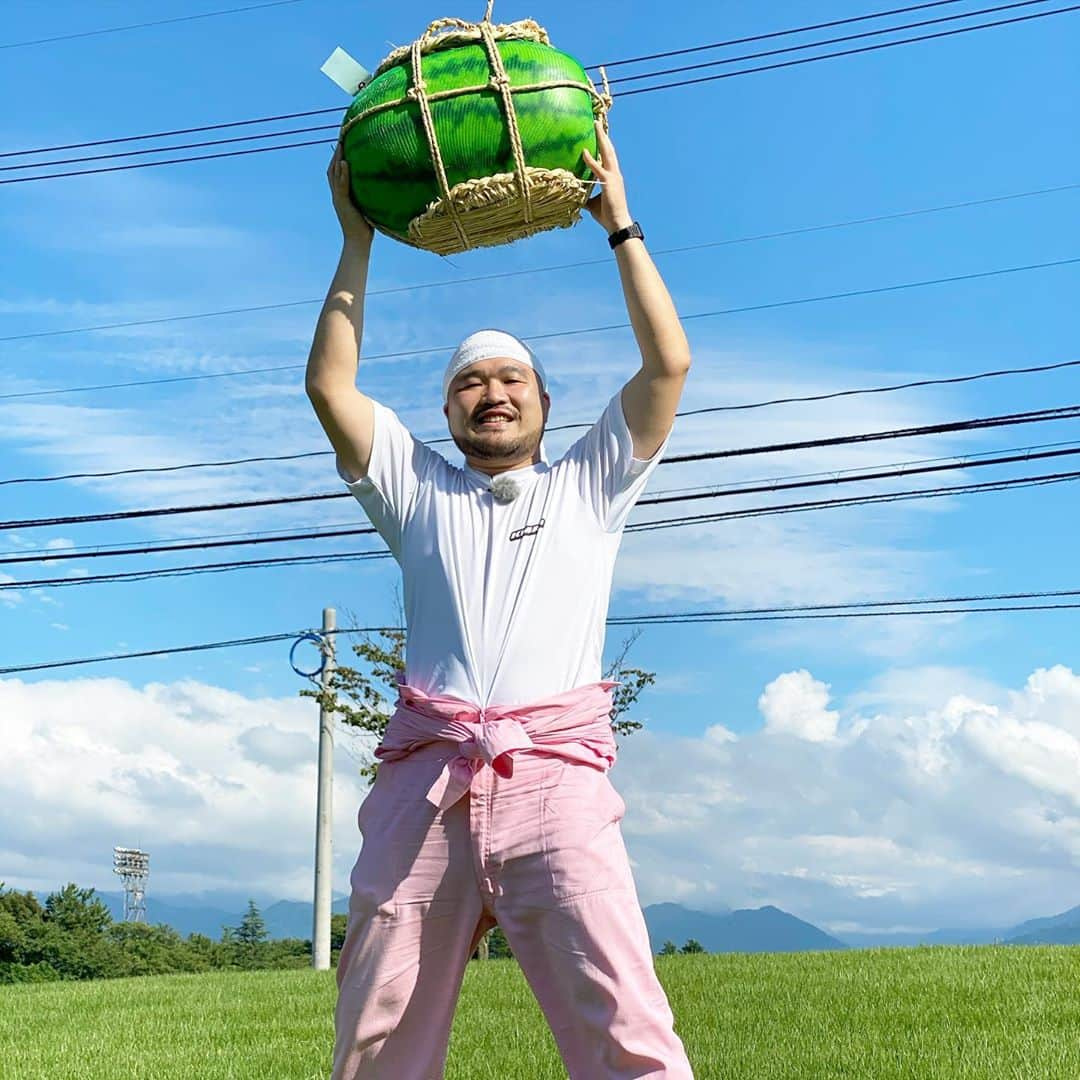 長谷川俊輔（クマムシ）さんのインスタグラム写真 - (長谷川俊輔（クマムシ）Instagram)「2020夏ぅーーーーーーー！ 🍉🌻  #夏 #summer #スイカ #watermelon #入善 #ジャンボ #西瓜 #富山 #toyama #japan」7月30日 16時05分 - haseman80000000