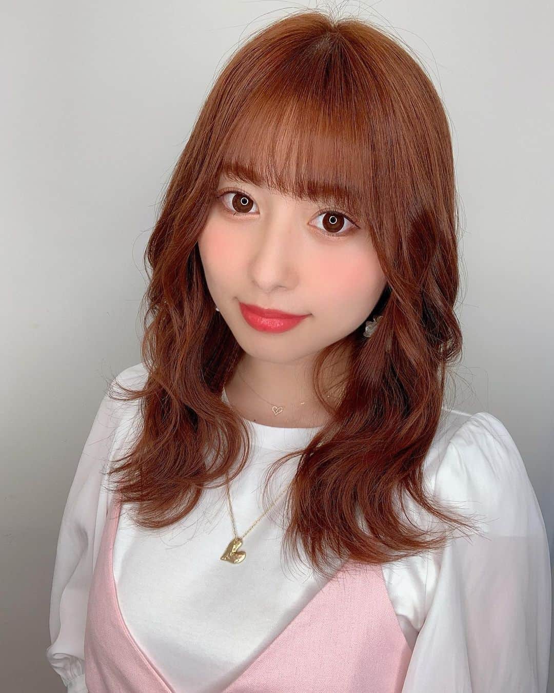 成瀬心美さんのインスタグラム写真 - (成瀬心美Instagram)「🍩 . . この間していただいた この外巻き 今まで自分じゃしてこなかったから とても新鮮で嬉しかった☺️ . . 巻き方少し複雑だったから 自分じゃ出来ないなぁ😂 . . さぁ！ 8/8の19時〜お誕生日イベントが 決定しました！ 無観客の生配信ですが 全国どこからでも見ていただけますので 良かったらぜひぜひ✨ チケット発売中です！  https://www.loft-prj.co.jp/schedule/loft9/151321 . . そして前にストーリーに 書きましたが 今年は誕生月のイベントも出来なくて プレゼントどうしたらいい？ とのお声もいただきまして😂 ありがとう。 本当はそのお気持ちだけでも 嬉しくて幸せなのですが。 . . でも送ってくださる方のプレゼントを 私が手に取るところを 見せられず お礼も言えないのは嫌だ！ って思ったので、 事務所に送っていただいたプレゼントやお手紙を 一つ一つ見て 感謝を伝える生放送を 出来たらと思いました☺️ . . ですのでプレゼント どうしたら良かったかなーって方は . 〒141-0022 　東京都品川区東五反田1-15-7、301 　ティーパワーズ株式会社 　成瀬心美宛 . . こちらに、日本郵便で よろしくお願いします！ . 日本郵便でないと届かないかもです😂 . 8/10を目安に送っていただけたら 生放送に間に合うかなと！ . . どうぞよろしくお願いします。 . でも お気持ちだけで本当に嬉しいから 気負わないでくださいね。 . . もうすぐ梅雨が明けそうだね☺️ . . #haircolor #hairstyle #birthday #event」7月30日 16時05分 - coco3ndazo