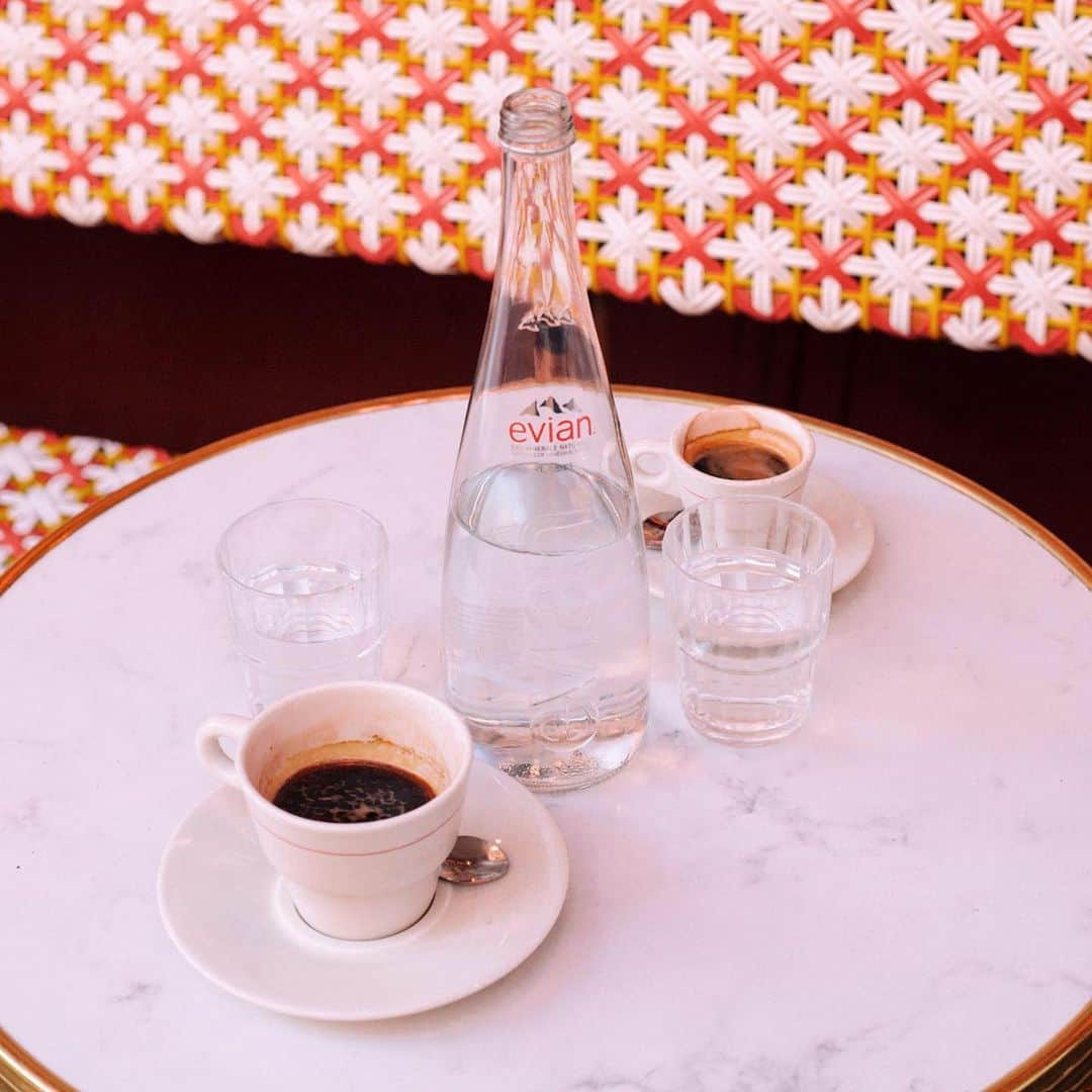 evianさんのインスタグラム写真 - (evianInstagram)「Summer days call for terrace time! Why not pair our perfectly balanced natural mineral water with your morning espresso? 💧  If you can’t enjoy evian in our favorite restaurants and cafés, get them at home on evianchezvous.com!  #evian #evianwater #cafedes2moulins #stayhydrated」7月30日 16時16分 - evianwater