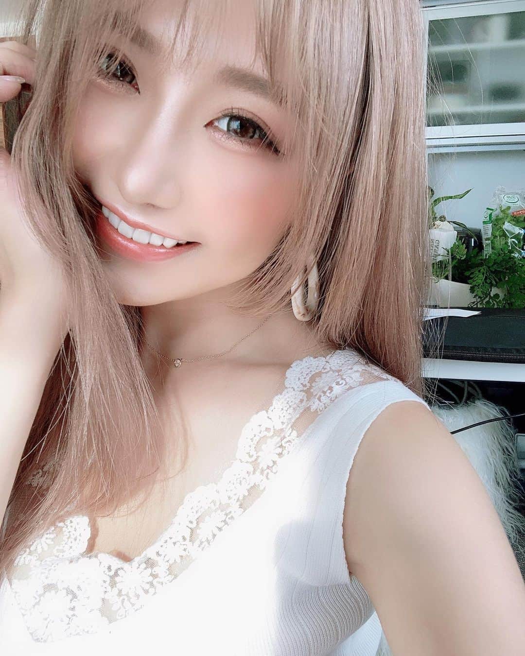 春咲ひなたのインスタグラム：「にこにこ🌻🧡 . #梅雨明け#夏はすぐそこ#あざとい#透明感女子#笑顔が一番  #東京#新宿#歌舞伎町#キャバ嬢#もはや#元キャバ嬢#マツエク#春咲ひなた#YouTube#youtuber . YouTubeに関する問い合わせ先♡  株式会社YEEELL 〒150-0002  東京都渋谷区渋谷3-27-11 祐真ビル新館5F  info@yeeell.jp」