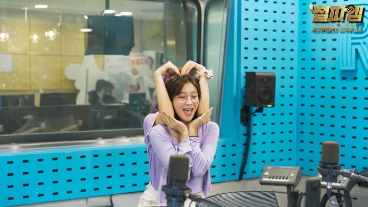 ビニのインスタグラム：「Mimi and Binnie dancing to dolphin here is one of my fav clips 🐬⁣ ⁣ 200716 김영철의 파워FM (Kim Youngcheol’s PowerFM) ⁣ ⁣ 🎥 https://youtu.be/Wli8kw9Li5A」