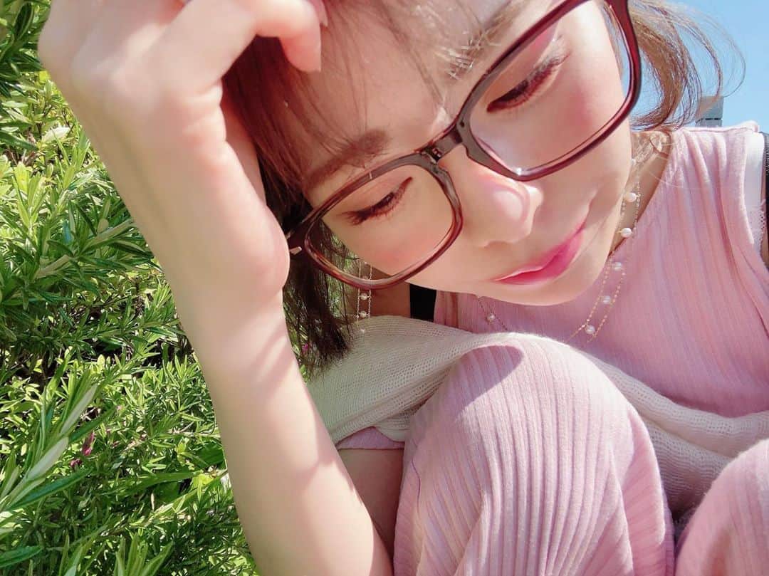 のインスタグラム：「Today is happy 🤗  Sunny Day🌞  久しぶりに 雨降ってない♡ 嬉しい😆 . #ピンク #pink #眼鏡 #sunglasses #🕶 #👓  #japanesegirl #glasses #pearl  #안경 #일본인 #학생 #せるふぃー #自まつ毛メイク #アッシュベージュ  #ライブ配信 #17live #イチナナ  #생방송」