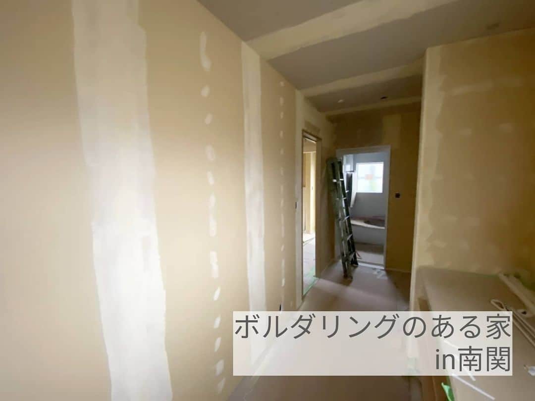 有限会社 稲葉製材住宅のインスタグラム：「ボルダリングのある家　Day30 【クロス工事】 いよいよ内部も仕上げに移っていきます！ クロスを張る前に準備としてパテで凹凸を埋めていきます🙌 クロスを張るとガラッと印象が変わるので楽しみですねー🤗🤗🤗  #クロス #内装 #完成まであと少し #楽しい家 #工事の流れ #工事進捗 #木造 #新築 #高性能住宅 #新築 #家 #家づくり #マイホーム #暮らしやすい家 #使いやすい家 #丁寧な家づくり #庭のある暮らし #家具と暮らす #暮らし #楽しい暮らし #ナチュラル #工務店 #注文住宅 #熊本 #玉名 #山鹿 #稲葉製材住宅 #イナバ  家族の未来、地球の未来を考えた家づくり 施工対応エリア 玉名、山鹿、荒尾、熊本市 県北メイン」