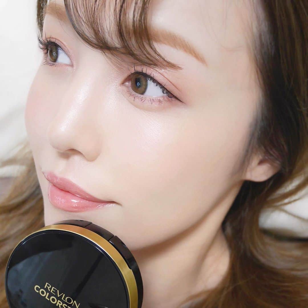 海老原りさのインスタグラム：「✨🌻REVLON初のクッションファンデ🌻✨﻿ ﻿ ﻿ ﻿ 私の大好きなクッションファンデーションに﻿ 新しくレブロンが加わったよ〜😆🤚🏻﻿ ﻿ ✔︎ レブロン カラーステイ クッション ロングウェア ファンデーション﻿ 全3色 2,300円(税抜)﻿ ﻿ 2020年7月16日発売の新商品！✨﻿ なんと"透けツヤマット肌"になるらしい！﻿ ﻿ お値段も安い〜！﻿ ﻿ SPF50 PA+++ の高いUVカット力なので﻿ これから夏に向けて使いたいアイテム！﻿ ﻿ レブロンは﻿ 崩れにくいファンデとして定評ありますよね✨﻿ 私もリキッドファンデーションを持っているんですが﻿ クッションファンデが出て嬉しい♪﻿ ﻿ 002 バニラ(標準色)﻿ 004 バフ(明るい肌色)﻿ 006 ヌード(ピンクよりの肌色)﻿ ﻿ カラバリは3色。﻿ ﻿ 肌にのせた感じはテクスチャーはしっかりめ。﻿ これはカバー力ありそうだぞ〜って感じ！﻿ パフで叩きこんでいくうちに﻿ しっかり肌に密着していくように﻿ 肌ムラ・薄いシミ・毛穴はしっかりカバー◎﻿ ﻿ パフが柔らかいシリコンみたいなものなので﻿ 変にファンデを吸収しないしすごく使いやすい！﻿ クッション苦手な方でも綺麗に塗れます☺️﻿ ﻿ 肌表面がムラなく均一に﻿ しっかりカバーされる感じもあるけど﻿ 光に当たると自然なツヤ感もある…！✨﻿ ﻿ クッションファンデにありがちな﻿ 触ったら手にファンデがついてしまったり….﻿ 爪で掻いたらファンデが取れてしまったり…﻿ カバー力があったり﻿ ツヤ感があるものを使うとたまにあるんですが💧﻿ ﻿ こちらはその心配がありませんでした…！﻿ ﻿ 少しおくと肌にしっかり密着していて﻿ パウダーが必要ないんじゃないかなってくらい﻿ サラサラな質感になっているんです🤚🏻﻿ ﻿ これは私的にすごいな〜って感じました🤭﻿ ﻿ この肌への密着感の良さは﻿ 肌にぴたっと密着する極薄フィルム膜内の﻿ 皮脂コントロールパウダーが﻿ 余分な皮脂を吸収して﻿ 水分＆油分のバランスを整えてくれるから﻿ くずれにくい肌になるらしいですよ✍🏻﻿ ﻿ くずれにくいからマスクの季節もぴったり😷✨﻿ ﻿ 私は今回006を使ったんですが﻿ 006のワントーン明るいカラーが追加されたら﻿ 安くて優秀だからリピート決定だな〜🥺💕﻿ ﻿ ﻿ ﻿ @revlonjapan ﻿ #コスメレポ#コスメ垢#コスメレビュー#コスメスウォッチ#メイク垢#美容垢#メイク動画#pr#レブロン#レブロンカラーステイクッションロングウェアファンデーション#レブロンファンデ#透けツヤマット肌#新作コスメ#クッションファンデ#revlon#revlonmakeup#cosmetics#motd#화장품#化妆品」