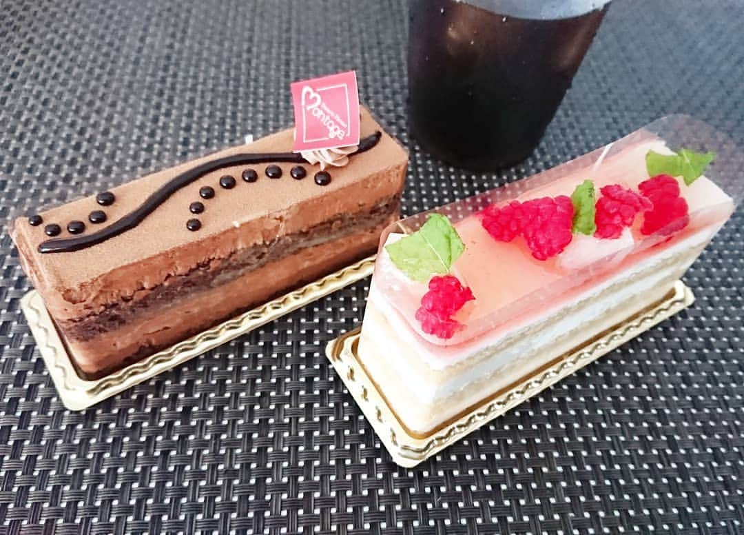 伊勢みずほさんのインスタグラム写真 - (伊勢みずほInstagram)「ケーキ&珈琲をテイクアウト🍰✨  お家でゆっくりおしゃべり。  そしてケーキ奪い合い😱  女性パティシエさんらしい、とっても可愛くておしゃれなケーキ✨サイズも小さめで私好みでした😊  #ケーキ #スイーツ #新潟ケーキ #モンタージュ #テイクアウト #洋菓子 #お土産 #おもたせ #おもたせスイーツ #チョコレートケーキ #桃のケーキ #アイスコーヒー #珈琲 #伊勢みずほ #争奪戦 #🍰 #☕ #cake #teatime #coffee #montage #niigata #japan #japanesecake #sweets #sweet #ごちそうさまでした🙏 #お家でデザート #お家時間 #おうち時間」7月30日 16時29分 - isemizuhoo