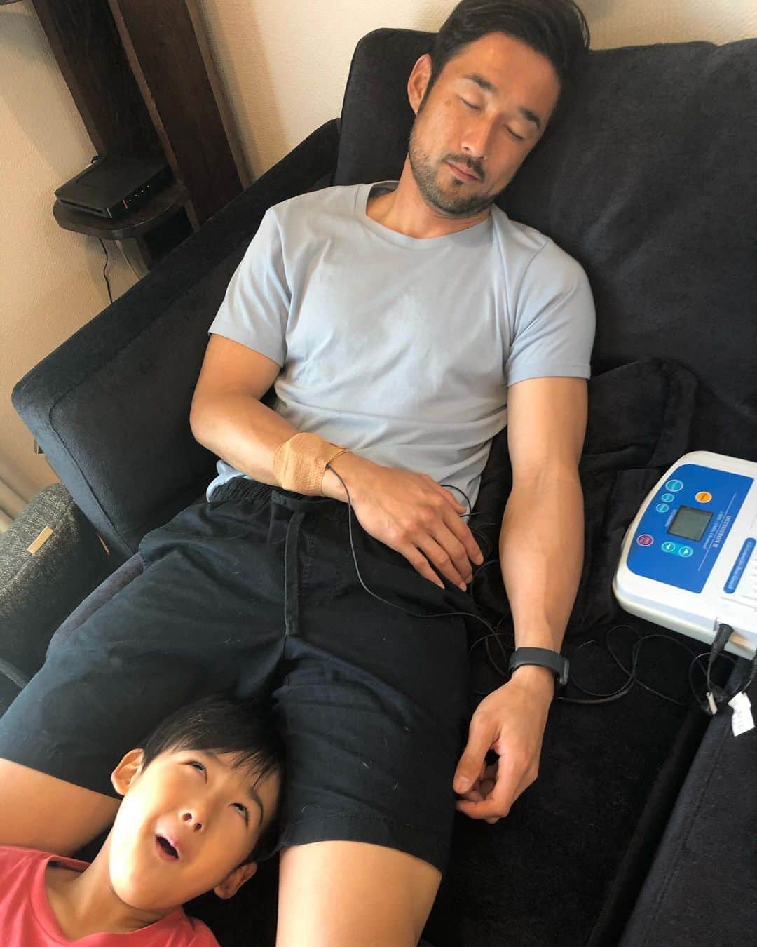 のインスタグラム：「オフィシャルで発表ありましたが腕の骨折れました。 1日も早くピッチに戻れるように、とりあえず安静にします！ #まずは #骨をくっつける #昼寝しなが #治療 #装着は長男くん #お手伝い #栃木SC #群馬戦ナイス #歓喜の輪 #俺も早く入れるように #PUMA」