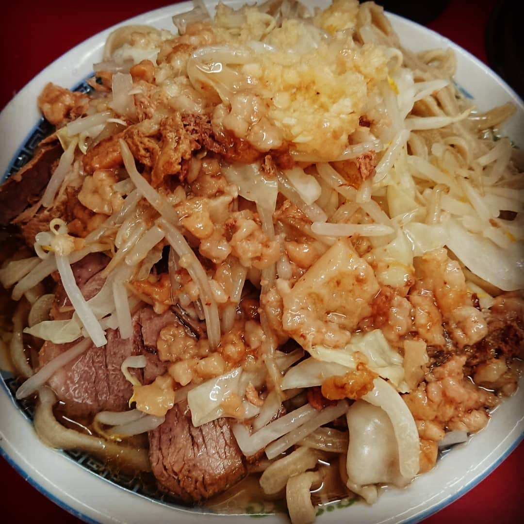 村上純のインスタグラム：「#ラーメン二郎目黒店 #小豚 #ニンニクヤサイアブラ #600円 #若林さんの職人ぶり #ムチっとした麺による小麦の食わせ方 #ほぐれ気味の豚の仕上がり #非乳化スープの鑑 #ニンニク入れますよ #しずる村上ラーメン跡」