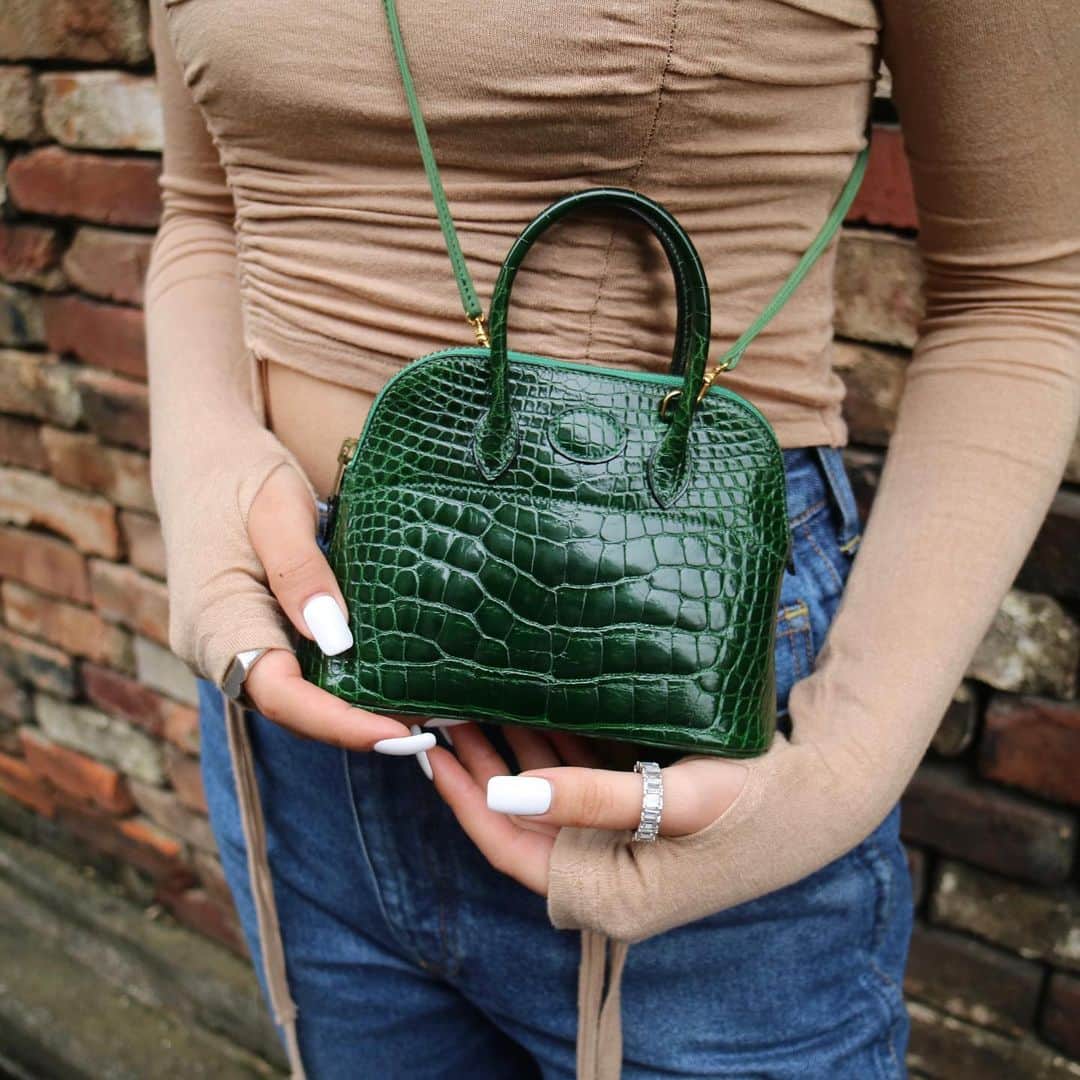 Vintage Brand Boutique AMOREさんのインスタグラム写真 - (Vintage Brand Boutique AMOREInstagram)「Hermès mini bolide in green alligator. (Stamp unclear)  On website search for AO28431  ▶︎Free Shipping Worldwide✈️ info@amorevintagetokyo.com  #ヴィンテージ #エルメス  #ヴィンテージエルメス #ヴィンテージブランドブティック #アモーレ #アモーレトーキョー #表参道 #青山 #東京 #hermes #vintage #vintageHermes #hermesvintage#amoretokyo  #amorevintage #vintageshop」7月30日 16時49分 - amore_tokyo