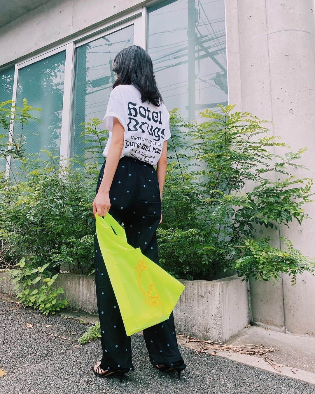 吉田沙世さんのインスタグラム写真 - (吉田沙世Instagram)「ecoffee bag & T-shirt @hoteldrugs ☕️💚♻️  👖@mamekurogouchi 👡@emmeparsons」7月30日 16時50分 - sayobaby