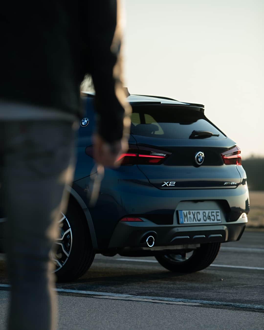 BMWのインスタグラム：「Carpe Momentum. The BMW X2. #TheX2 #BMW #JoyElectrified __ BMW X2 xDrive25e: Energy consumption in kWh/100 km (combined): 14.3–13.8. Fuel consumption in l/100 km (combined): 2.1–1.9. CO2 emissions in g/km (combined): 48–43. Further information: www.bmw.com/disclaimer.」