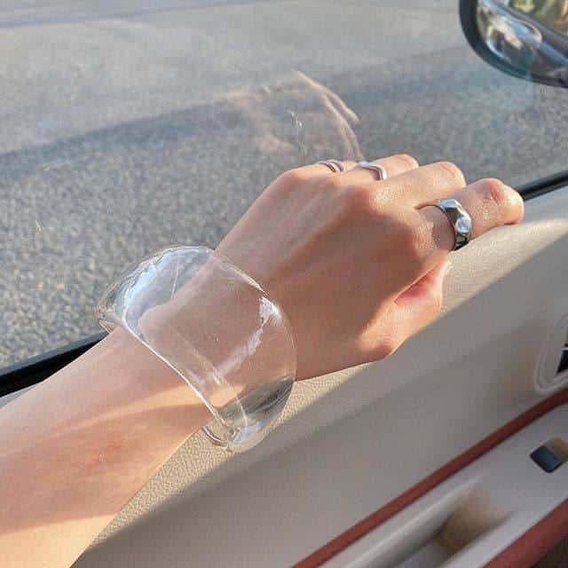 ベネフィーク【公式】のインスタグラム：「新しい服に袖を通すと、景色が少し違って見える。⠀ ⠀ お気に入りのアクセサリーで⠀ アクセントを加えて。⠀ ⠀ ⠀ Photo by @___mbrr さん⠀ ⠀ #benefique #ベネフィーク #資生堂 #shiseido #アクセサリー #アクセ #リング #指輪 #ファッション #リングコーデ #ゴールドアクセサリー #シルバーアクセサリー #大人アクセサリー #手元コーデ #手元くら部 #手元倶楽部 #シンプルコーデ #お洒落女子 #おしゃれ好き #お洒落好き #アクセサリー好き #アクセサリー女子 #アクセサリー好きさんと繋がりたい #ファッション好きな人と繋がりたい #華奢アクセサリー #今日のアクセサリー #夏コーデ #大人カジュアル #大人かわいい #大人女子」
