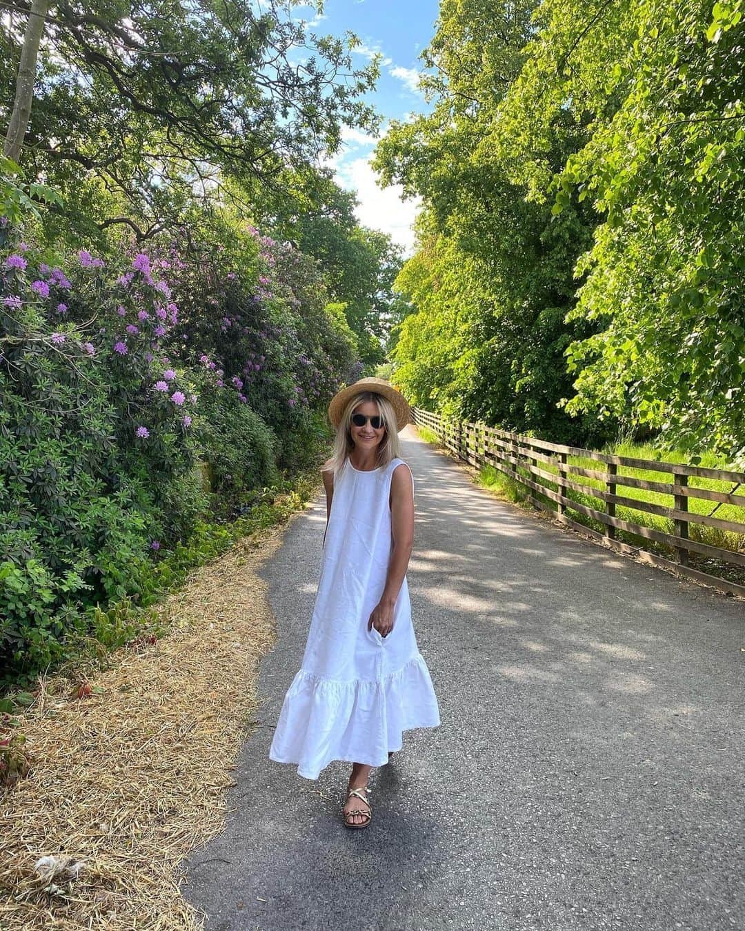 ヘレン・スケルトンさんのインスタグラム写真 - (ヘレン・スケルトンInstagram)「Sunshine.... you’re teasing us again. Stay put please. You make us happy. #summer #uksummer #sunshine #rural #yorkshire #ootd #localisthenewblack」7月30日 17時01分 - helenskelton