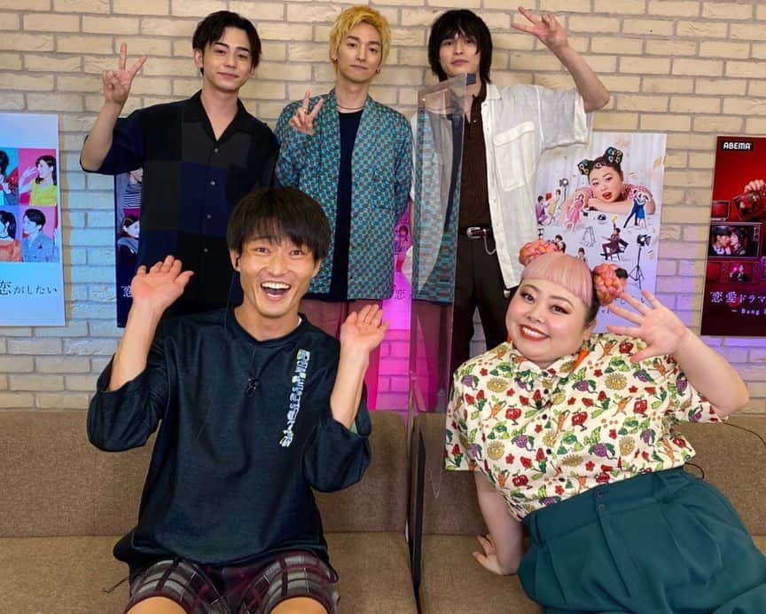 のインスタグラム：「8月2日（日）０時よりアベマビデオで配信される、ドラ恋スペシャル特番のスタジオに卒業メンバーとして七瀬公さん、兵頭功海さんとお邪魔させてもらいました。 スタジオメンバーの渡辺直美さんとジャルジャルの福徳さんにもお会いできました！ 沢山笑わせて頂きました^ ^ 是非ご覧下さい！！ #ドラ恋」
