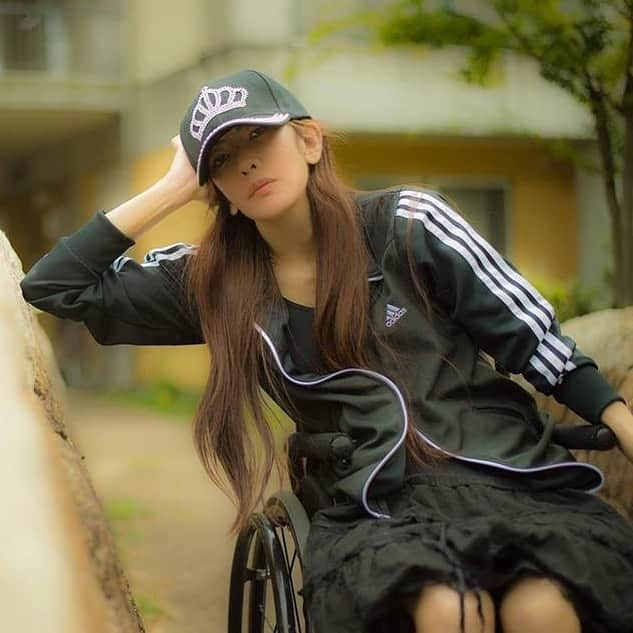 麻生真里のインスタグラム：「8月かぁ〜早いね🤔The long rainy season is coming to an end. #portrait #portraitmood #portrait_star #portraits_ig #portrait_shots #likes #portrait_universe #wheelchairgirl  #wheelchairbarbie #best_photogram #wheelchairlife #よしっ #カメラマンさん募集 #モデル #作品撮りモデル #麻生真里 #写真が好きな人と繋がりたい #写真撮ってる人と繋がりたい #タレント #シンガー #車椅子女子 #車椅子ユーザー #被写体 #ポートレートモデル  #フリーモデル #ポートレート #カメラマンさんと繋がりたい #青空 #カメラ好きな人と繋がりたい」