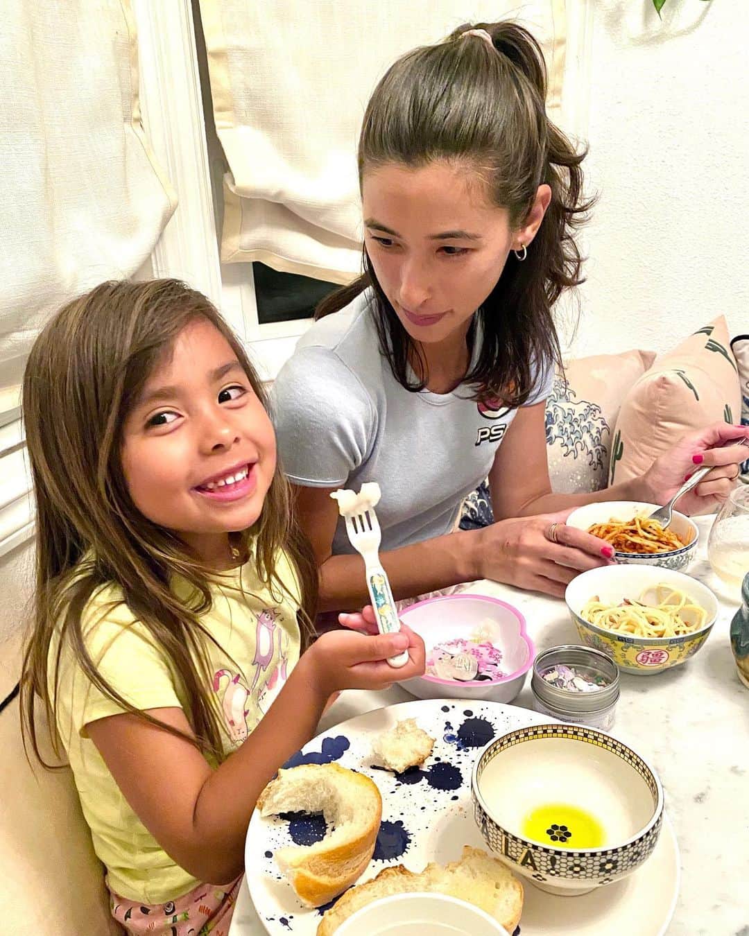 メロディー洋子のインスタグラム：「Eating at the best restaurant in the world! Thank you chef! 🥰🥰🥰🌈🌈🌈💫💫💫 Love u @rivkahlee 😘💗」