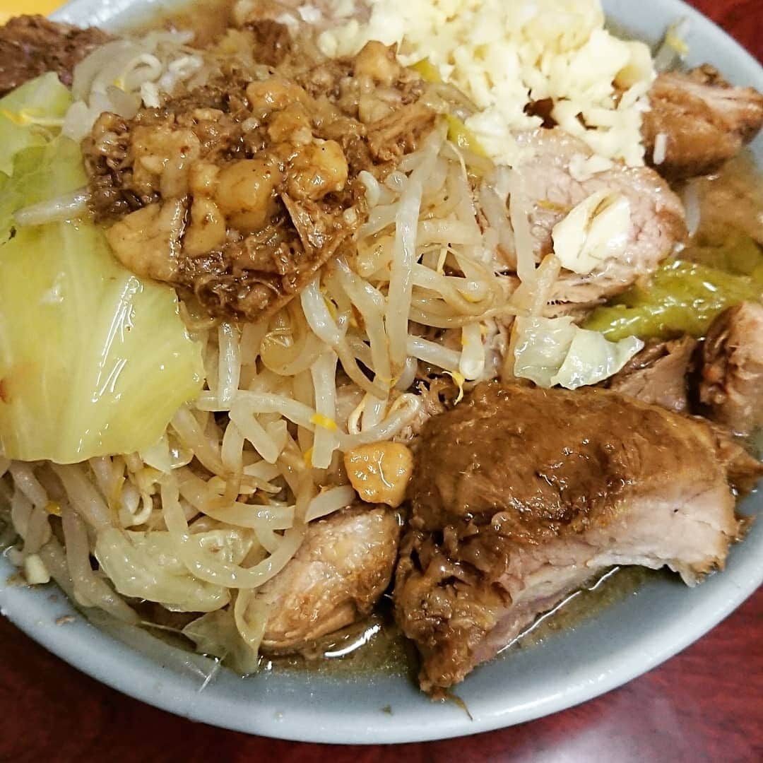 村上純さんのインスタグラム写真 - (村上純Instagram)「#ラーメン富士丸神谷本店 #国産ブタメン #ニンニクヤサイアブラ #麺半分 #1,150円 #吉田さんと今度飲もうって #25年以上通うマイホーム #僕にとってのラーメンの全てはここから #過去ベスト3に入るほどの最上のブレ #豚麺スープ全部がパーフェクト #荒切りのニンニクの尖りがアクセント #食べ終わるの寂しくなるパターン #生卵も勿論つけたよ #ニンニク入れますよ #しずる村上ラーメン跡」7月30日 17時05分 - murakami_jung