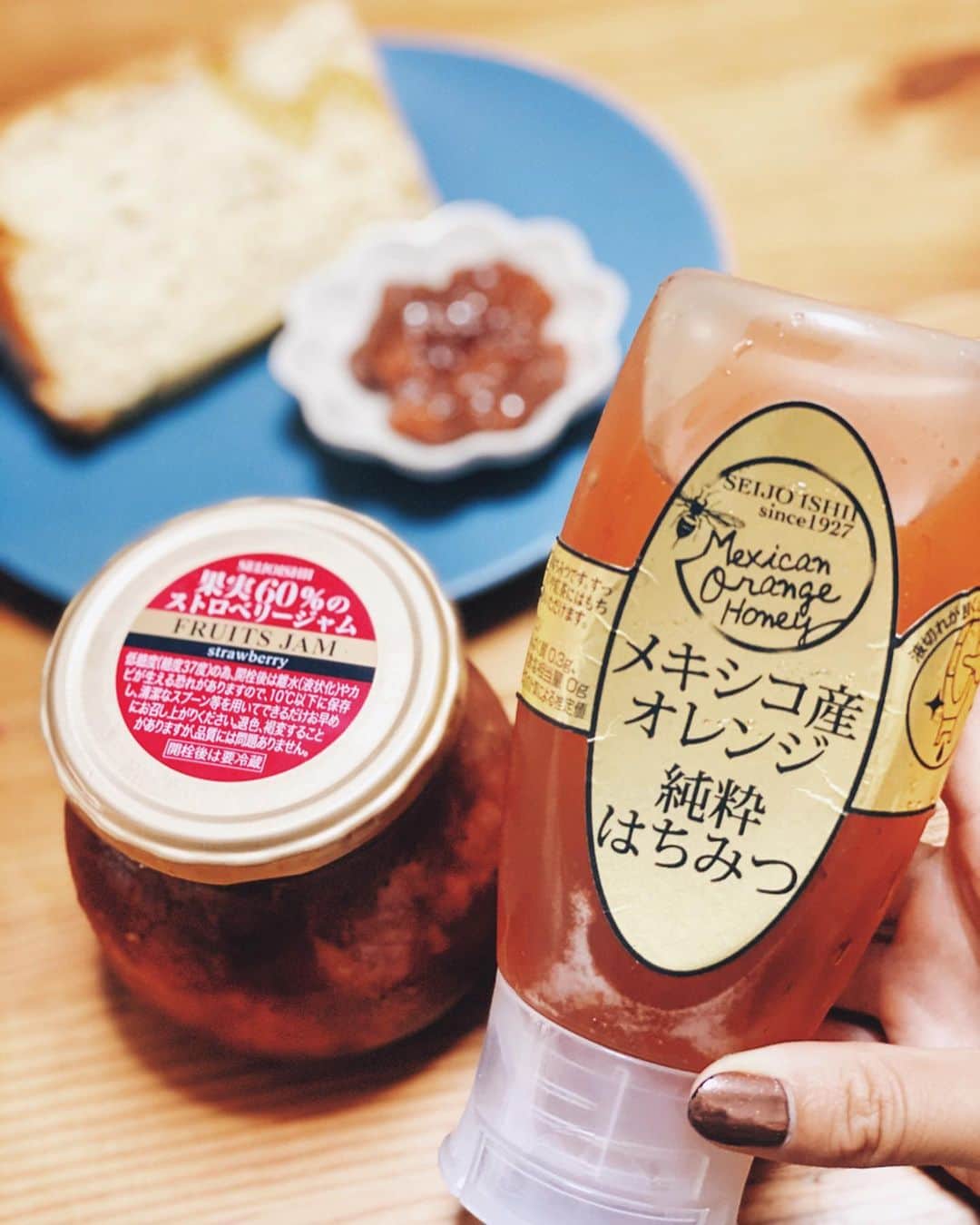 高橋菜摘のインスタグラム：「🍯♡🍓 いちごジャムをこの上なく愛してる私 そして良質なはちみつを求めて数年。 たまたま同時に成城石井でGET💛 . てことでさっそく味見がてら 今日のおやつたいむ。 とうもろこしのシフォンケーキと 食べたらどちらの味も美味しすぎて 味見どころじゃなくなっちゃって アイスラテも作り出しちゃった☕️ . 娘はシフォンがあまり 好きじゃなかったみたいで ヨーグルトに変更🍓🍊 . ジャムはいつも新潟のお母さんが 作って送ってくれるんだけど 苺の時期も終わり無くなってたとこに 手作りのような果実がごろごろ入った ジャムGet出来て幸せ。 . はちみつはハニーハントのような 甘い香りのするオレンジはちみつ。 実は普通のはちみつは 少しクセがあって苦手で🍯 多分そういう人多いと思うけど これはかけるだけで止まらない程 おやつにも料理にもぴったり💛 スタメン決定だなぁ〜 . . . #成城石井 #menumagazine #メキシコ産オレンジ純粋はちみつ  #果実60パーセントのストロベリージャム   #いちごジャム #はちみつ #ジャム #スイーツ #おやつ #ヘルシーメニュー  #1歳女の子 #女の子ママ #ベビーモデル　 #身体に優しいおやつ #おうちカフェ」