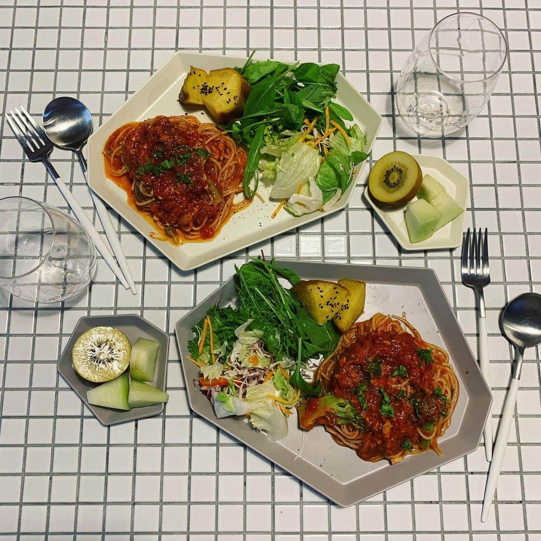 のインスタグラム：「今日はどーしてもアラビアータが食べたくてツナとブロッコリー入れて作った😋👌 ☆ パスタはグルテンフリーの玄米パスタ🤓美味しかった🌿早めの夕飯💫 ☆ 可愛いプレート皿は @hinatalife  ひなたライフの😊前にイエローとミントグリーンをゲットしてあまりに可愛かったからグレーとアイボリーも追加しました！ミニサイズも超可愛い🤩 ☆ このプレート皿は大きさも使いやすい👍Lサイズだよ！ハイライトにURL貼っておくね🤓 ☆ なんだか日に日にコロナも増えるし治安も悪くなるし世の中ギスギスするしほんっと悪循環だね😔小さな楽しみ見つけてこんな状況でもhappyでいないとね！ ☆ ☆ 最近超超ハイカロリーな生活してたからちょっと抑えないと😅 ☆ #hinatalife#ひなたライフ#ひなたライフスタイル#アラビアータ#pasta  #foodie#おうちカフェ#food#homemade#instafood#手料理#foodphoto#テーブルコーディネート#ヘルシーメニュー#fooddaily#foodpic#foodstagram#おうちごはん#暮らし#節約レシピ#dinner#foodporm#vscofood#japanesefood#foodstyling#料理写真#夕飯#ワンプレート#愛情ご飯#pr」