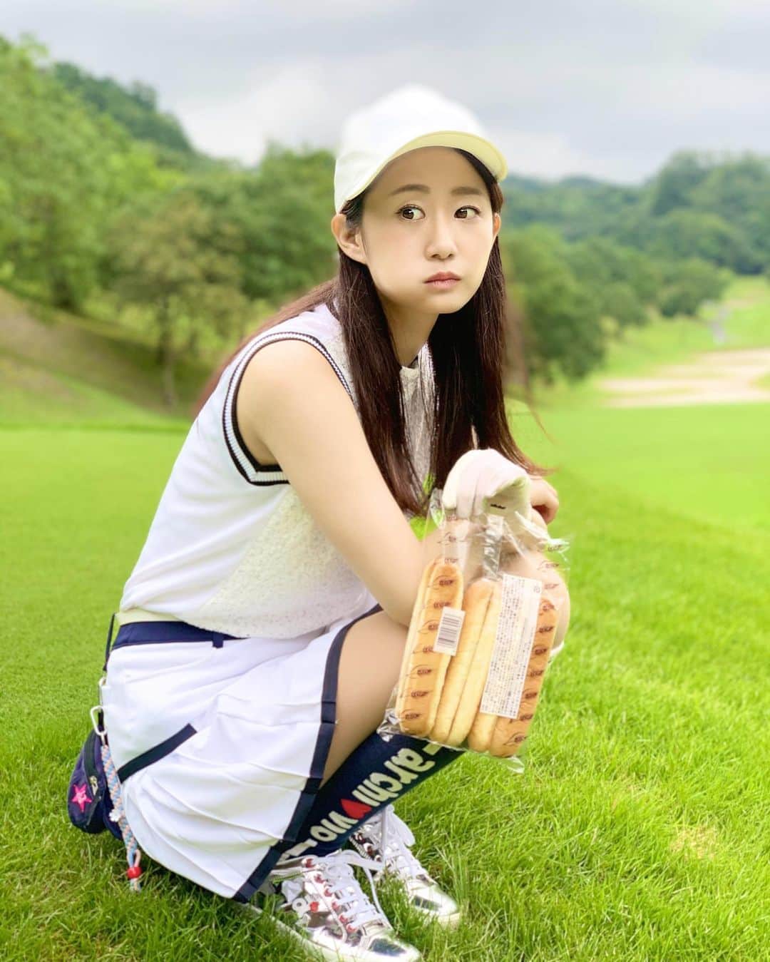筒井萌子のインスタグラム：「* もぐもぐtime⏰𓂃 𓈒𓏸❁⃘ スルーってお腹空くよね。 口には唐揚げ入ってるよ𖤐˒˒ ・ #筒井萌子 #女優 #actress #モデル #model #岡山  #shooting #instagood #instalike #撮影 #followme #instalike #ゴルフ #ゴルフ女子 #ゴルフコーデ #골프 #좋아요반사 #좋아요그램 #좋아요환영 #데일리그램 #패션 #오오티디 #카페  #コンバースゴルフ #アルチビオ #archivio」
