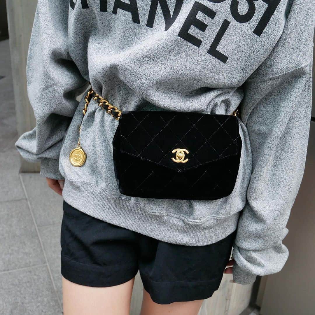 Vintage Brand Boutique AMOREさんのインスタグラム写真 - (Vintage Brand Boutique AMOREInstagram)「Vintage Chanel Velvet Bum Bag🖤  (This bum bag comes with two belts. It comes with a matching Velvet belt and chain belt)  On website search for AO24950   ▶︎Free Shipping Worldwide✈️ ≫≫≫ DM for more information 📩 info@amorevintagetokyo.com #AMOREvintage #AMORETOKYO #tokyo #Omotesando #Aoyama #harajuku #vintage #vintageshop #ヴィンテージ #ヴィンテージショップ #アモーレ #アモーレトーキョー #表参道 #青山 #原宿#東京 #chanel #chanelvintage #vintagechanel #ヴィンテージ #シャネル #ヴィンテージシャネル #シャネルヴィンテージ #amoreomotesando #アモーレ表参道」7月30日 17時15分 - amore_tokyo