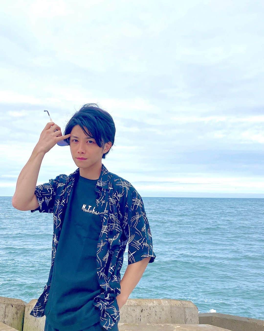 若槇太志郎さんのインスタグラム写真 - (若槇太志郎Instagram)「7月末の冷たい海。 風邪ひくかと思った🤦🏽 風強すぎてボサボサ笑」7月30日 17時17分 - taishiro.wakamaki.official