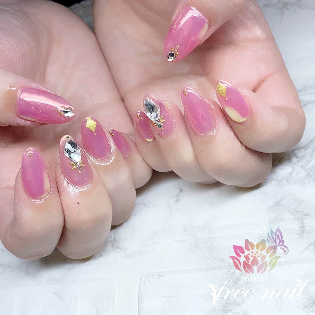 free nail フリーネイルのインスタグラム：「. お客様ネイル💅🏻🐚 . キラキラピンクネイル💖✨ . オーロラピンク💗✨ . ▶︎▶︎▶︎スワイプして動画も見てね☝︎🎬✨ . ご来店ありがとうございました🙇🏻‍♀️🙇🏻‍♀️🙇🏻‍♀️💗 . #ネイルアート #ジェルネイル #ネイルサロン #大阪ネイルサロン #ネイルデザイン #ネイルチェンジ #オーロラネイル #キラキラネイル #ネイルパーツ #ダイヤモンドネイル #ピンクネイル #シンプルネイル #大人ネイル #デザインネイル #トレンドネイル #ロングネイル #夏ネイル #summernails #nailsart #nailsdid #美甲 #日式美甲 #日式美甲胶 #日本美甲师 #日本美甲老师 #美甲上课 #日本胶 #フリーネイル #freenail」