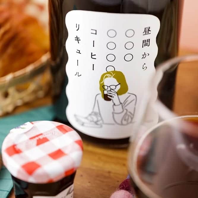 KURAND@日本酒飲み放題さんのインスタグラム写真 - (KURAND@日本酒飲み放題Instagram)「本格コーヒーはお好きですか？ こちらが本格コーヒーリキュールです。  『 昼間から○○○○○○○ コーヒーリキュール 』 [ 堤酒造 / 熊本県 ]  この名前で正式名称です。 ○の部分は好きに埋めても大丈夫。  厳選した深煎りコーヒー豆の香りと うま味を抽出し、微糖で仕上げた コーヒーをそのままお酒にしました。  飲むと昼間から幸せになれる味わいです。  厳選された深煎りコーヒー豆を そのまま漬け込むことによって、 深いコクのある、本格派の味わいを実現。  いつものコーヒータイムのような ゆったり時間をぜひお愉しみください。  お酒の詳細やお買い物は ﻿ ▼プロフィールのリンク先の公式HPから。 ﻿ @kurand_info﻿  個性豊かなお酒と出会いませんか？﻿ まぜはぜひ、ページを見てみてください。﻿ ﻿ #kurand #リキュール #酒スタグラム #酒屋 #オンライン #コーヒー #本格派 #微糖 #深煎り #厳選 #商品紹介 #今日のおすすめ #昼間から #アイスにかけても #最高です #このアロマ #このコク #酒ライフ」7月30日 17時28分 - kurand_info