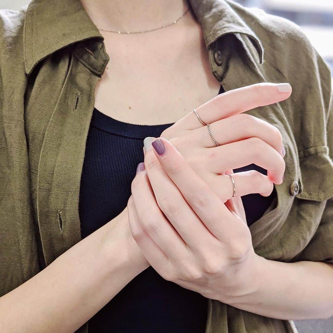 前田紀至子のインスタグラム：「撮影で久しぶりにマニキュアを。爪に可愛い色が塗られていると、それだけで癒されますね。  また色々塗ってみようかなぁ、ハンドケアもしなくちゃねぇ、なんて。 因みにこれは総てTHREEの秋の新色。3色塗り分けてます。  #threecosmetics#プラチナ#プラチナジュエリー#一生モノ」