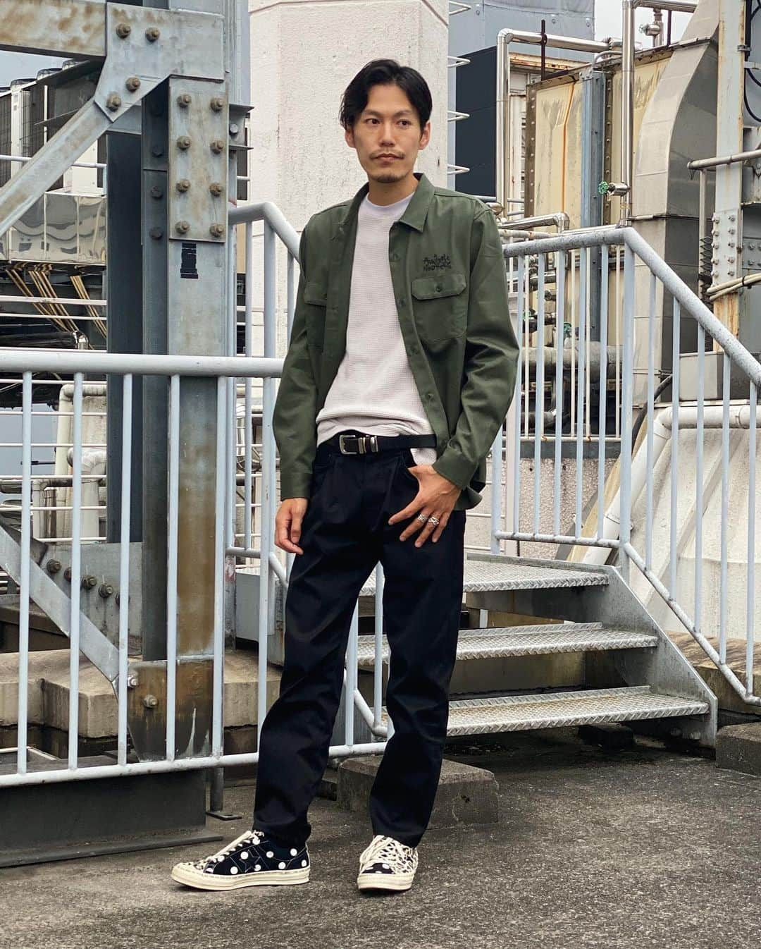 BARNEYS NEW YORKさんのインスタグラム写真 - (BARNEYS NEW YORKInstagram)「BARNEYS SNAP! メンズバイヤー 髙橋 「シャツジャケットは、2020年秋冬シーズンよりお取り扱いがスタートした＜アヴェイラブル ノーウェア＞。英国のパンク・ファッション界を牽引した巨匠ジュディ・ブレイムさんの意思を継いだクリエイティブチームが手掛けているとあって、インパクトのあるバックプリントが目を惹きます。インナーのサーマルウェアは、スーピマコットンを使用しているので、着心地抜群！ベーシックでありながらダメージ加工されたネックラインなどデザインも秀逸です。」  Shirt #availablenowhere Cut and sew #cottoncitizen  Pants #fumitoganryu  Ring #hoorsenbuhs #malcolmbetts  そのほか私物  #BarneysSnap #coordinate #mensfashion #barneysjapan #barneysnewyork #コーディネート #メンズファッション #メンズカジュアル #バーニーズニューヨーク」7月30日 17時21分 - barneysjapan