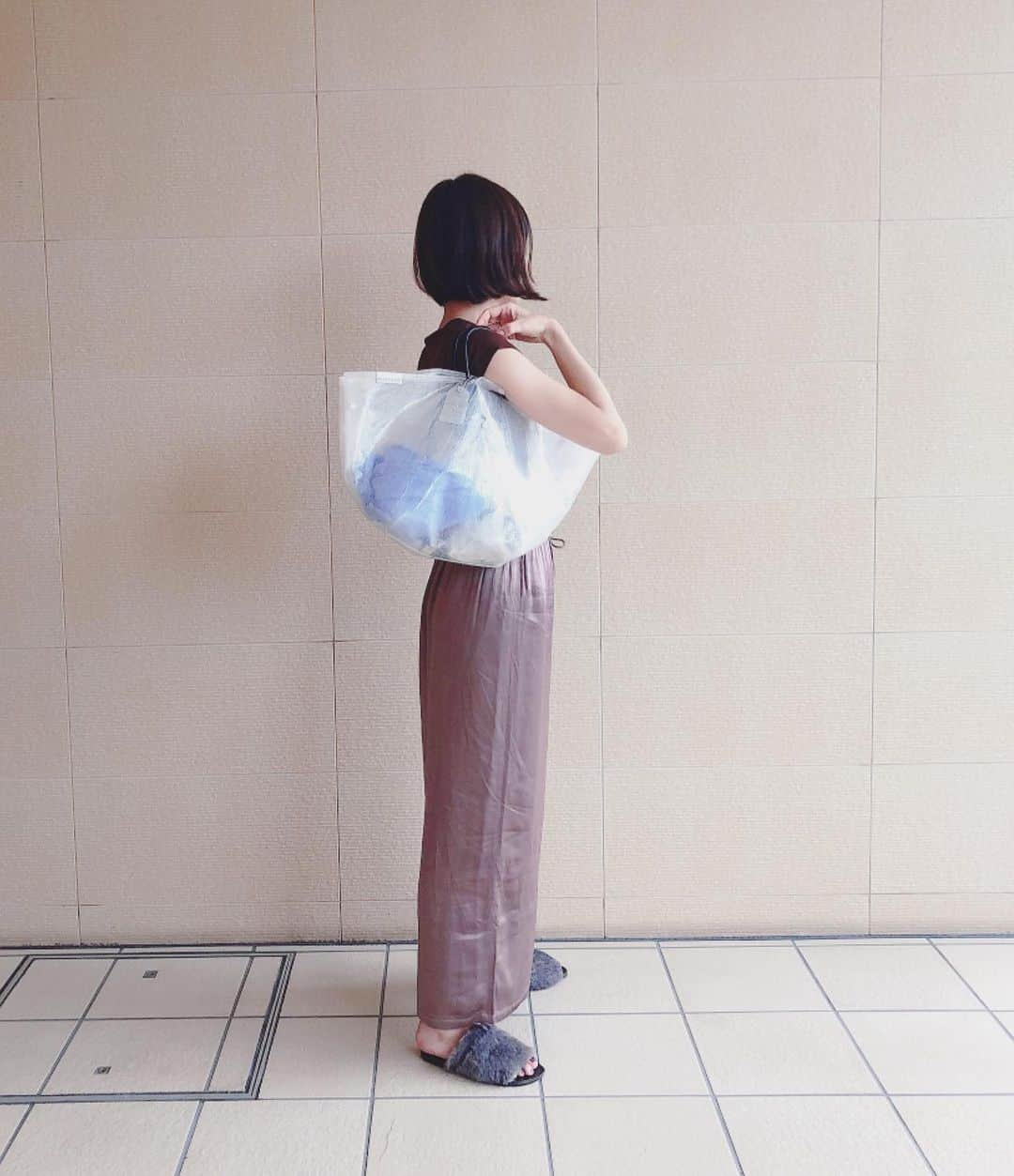 高橋まりなさんのインスタグラム写真 - (高橋まりなInstagram)「. coordinate◊*ﾟ . bag: @plasticity_atelier . このバッグ、捨てられたビニール傘を再利用したサステナブルなバッグなんです☔︎😳 傘だけに、防水性はもちろん、汚れにくいし、 雨の日やレジャー、プールなどにもぴったり！ 水筒が漏れてもなんのその(笑) 私は持ち手を短めにして持つのがお気に入り🥰 . pic3.4…内側のスナップボタンを止めると形が変えられるよ🌿 . . . #plasticity#プラスティシティ#サステナブル#pr#トートバッグ#coordinate#marinacoordinate#UNIQLO#Laungedress#unitedarrows#greenlabelrelaxing」7月30日 17時21分 - marina._.takahashi