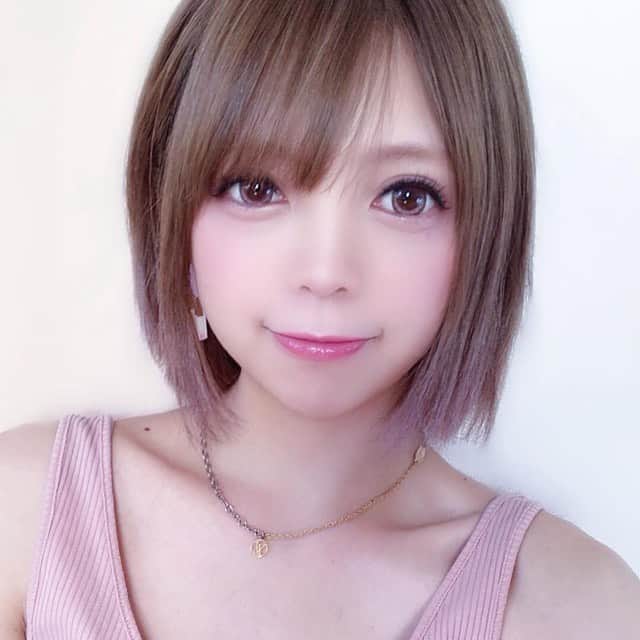 カラコン通販サイトGLAM LENSさんのインスタグラム写真 - (カラコン通販サイトGLAM LENSInstagram)「. . 本日は 🦕Rodeo VOYAGE Bali アプリコット🏝 のご紹介です📝⭐️ . . GLAM LENS最大級サイズの、DIA15.0mmカラコン☝️💡  サイズは大きいですがレンズデザインがナチュラルなため 意外にどなたでも違和感なくご使用頂けます😼！ . 瞳に馴染んでくれるので、メイク次第で ふんわり色素薄い系にも🧁 欧州の外国人風eyeにもなれちゃう優れモノ👸💓 . 他のカラーよりも甘めで、 優しい印象も与えてくれます🎀＊ ぜひ試してみてください🦄🌈 . . #Repost @tachibanasakuradazo さん🧸♡ . . ▼Rodeo VOYAGE Bali アプリコット▼ （ロデオ ヴォヤージュ バリ アプリコット） . スペック DIA(直径)　15.0mm BC　9.0mm 着色直径　14.10mm . . #GLAMLENS #GLAM #グラムレンズ #グラムカラコン #カラコン #通販限定 #カラコン通販 #カラコンショップ #カラコン着画 #着画像 #着画 #Rodeoカラコン #RodeoVOYAGEBaliアプリコット #Rodeo #ロデオ #followme . .」7月30日 17時24分 - glam_karakon