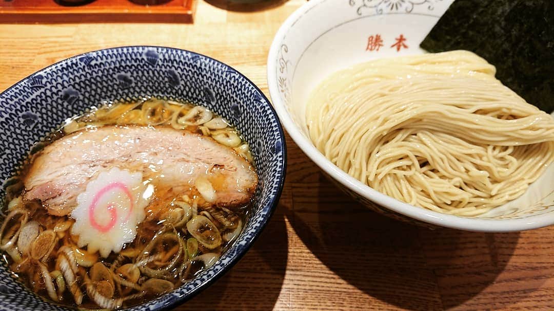 のインスタグラム：「#神田勝本 #清湯つけそば #三つ葉抜き #830円 #中村さんは全日空ホテル料理長から一念発起でラーメン屋さんに転身 #大江戸線より深く優しい心の持ち主 #丁寧すぎる一杯 #器は二杯だけど #太麺細麺の二刀流 #なのにどちらにも合うつけ汁 #唯一無二の離れ業 #どちらかと問われたら僕はパッツン細麺派 #鼻の奥に出汁の薫りが寝る前まで残ってる #サイドメニューの丼ものもバリ旨い #しずる村上ラーメン跡」