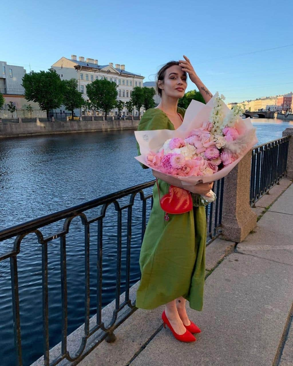 RU.TVさんのインスタグラム写真 - (RU.TVInstagram)「Спустя 15 лет после окончания вуза Алена Водонаева решила вновь стать студенткой. ⠀ 🔥 Подробнее читай на ru.tv ⠀ #rutv #рутв #хитыдня #аленаводонаева @alenavodonaeva」7月30日 17時30分 - ru_tv