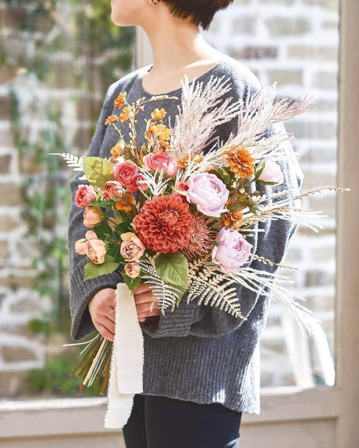 東京堂アーティフィシャルフラワーMAGIQのインスタグラム：「・ 『Autumn＆Winter　Collection　2020』  【and fluffy(アンド　フラッフィー）】 ・ 少し涼しい季節になったら ふわふわと柔らかなパンパスやドライタッチの草花を お部屋に取り入れてみませんか。 やさしい温もりのある風合いが 心地良い秋の風を運んで来てくれそう。 ・ FM1850-8　オペークダリア FM2892-21　メロウジニア FM848-50　ジュディローズ FM8380-6　ハートウォームローズ FM8380-42　ハートウォームローズ FM4281-21　アーティドライミニローズ FM3891-2　コローレバンクシア FM135-42　テールパンパスグラス FM1902-37　リードグラスバンドル/ FG5212-13　エクリアアスパラガス FM538-37　スイングアスティルベ RT50101-24　フレッジ50ｍｍ　  ・ 【サマードアリース　キャンペーン】開催中！ ＊期間：７月９日（木）～７月３１日（金） ＊発表：８月６日（木）・７日（金） ＊入賞者：６名 応募は簡単！ 以下参加方法にて、どなたでも参加OKです！ ・ ◎参加方法 ① @magiq.jp をフォロー ② #magiqサマードアリース2020 をタグ付けて 投稿して下さい！    皆さまの参加お待ちしております！！ ・ #TOKYODO #MAGIQ #MAGIQのある暮らし #東京堂 #アーティフィシャルフラワー #アーティフィシャル #アートフラワー #造花 #花のある暮らし #花好きな人と繋がりたい #フラワーデザイン #フラワーアレンジメント #フラワーアレンジ #アレンジメント #花を飾る #artificial #artificialflower #フェイクドライフラワー #flowerofinstagram #flowersoninstagram #autumnflowers  #花藝 #꽃스타그램 #조화」